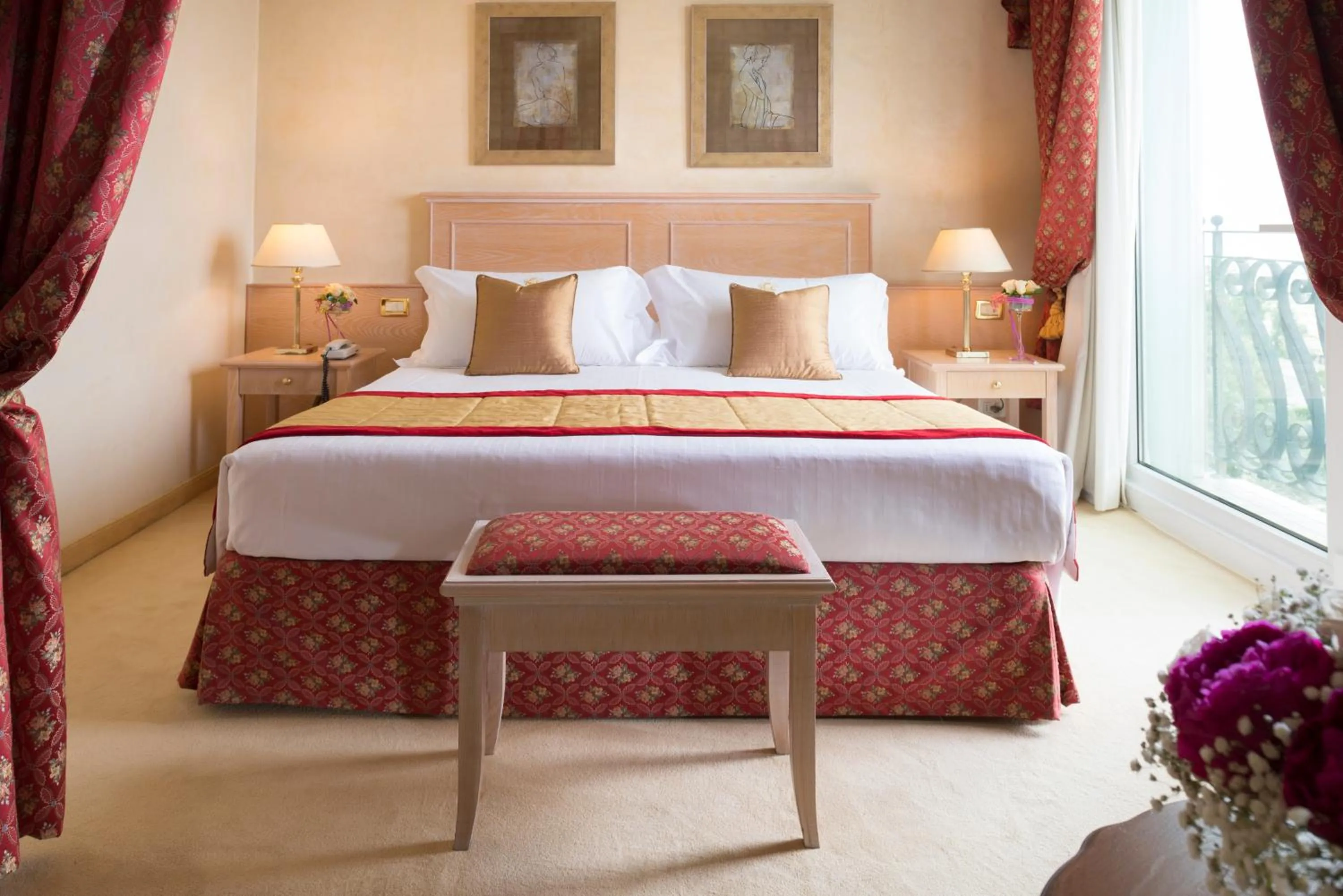 Photo of the whole room, Bed in Hotel De Londres