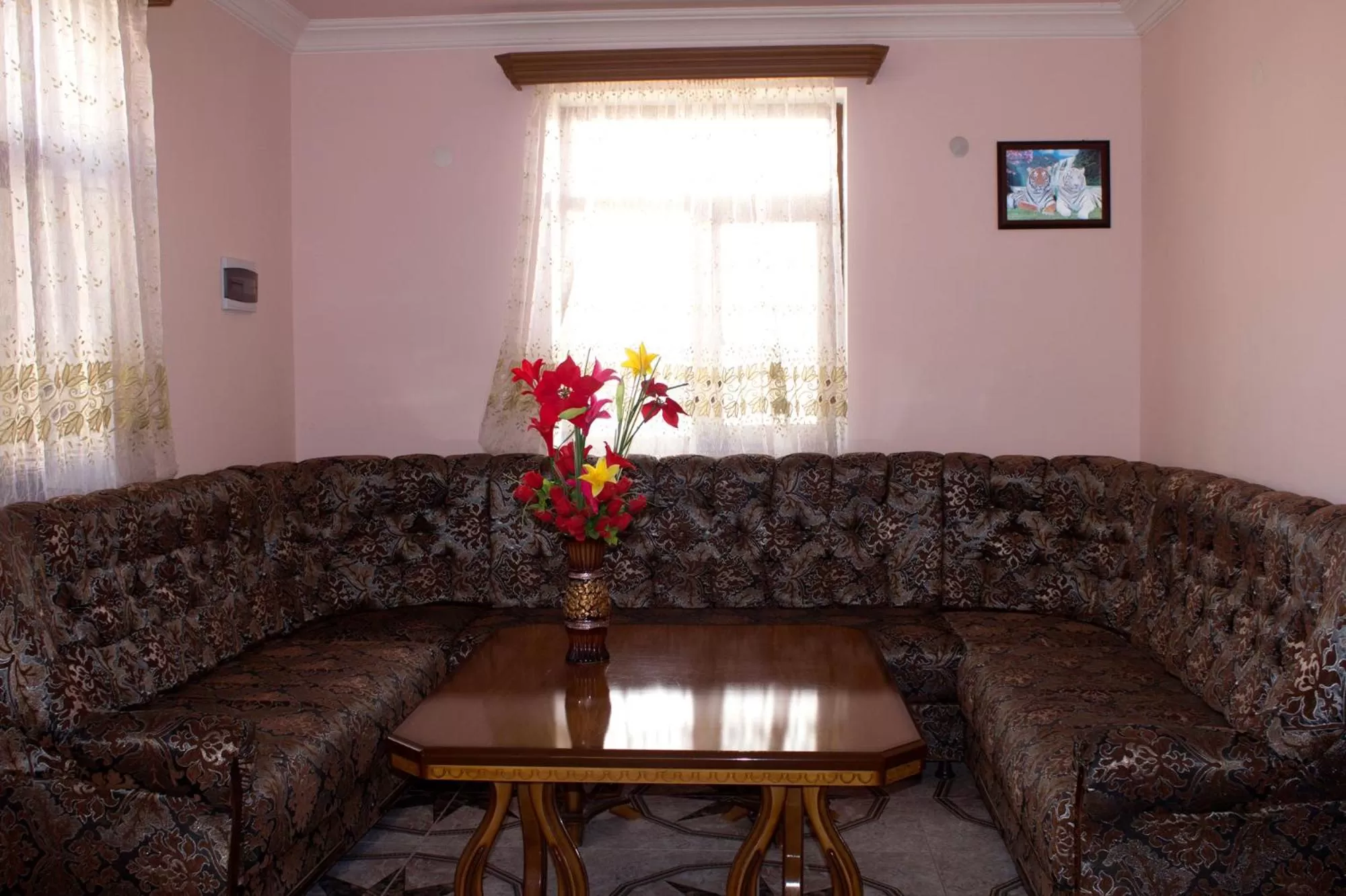 Communal lounge/ TV room in Tatev Shinuhayr Hotel'