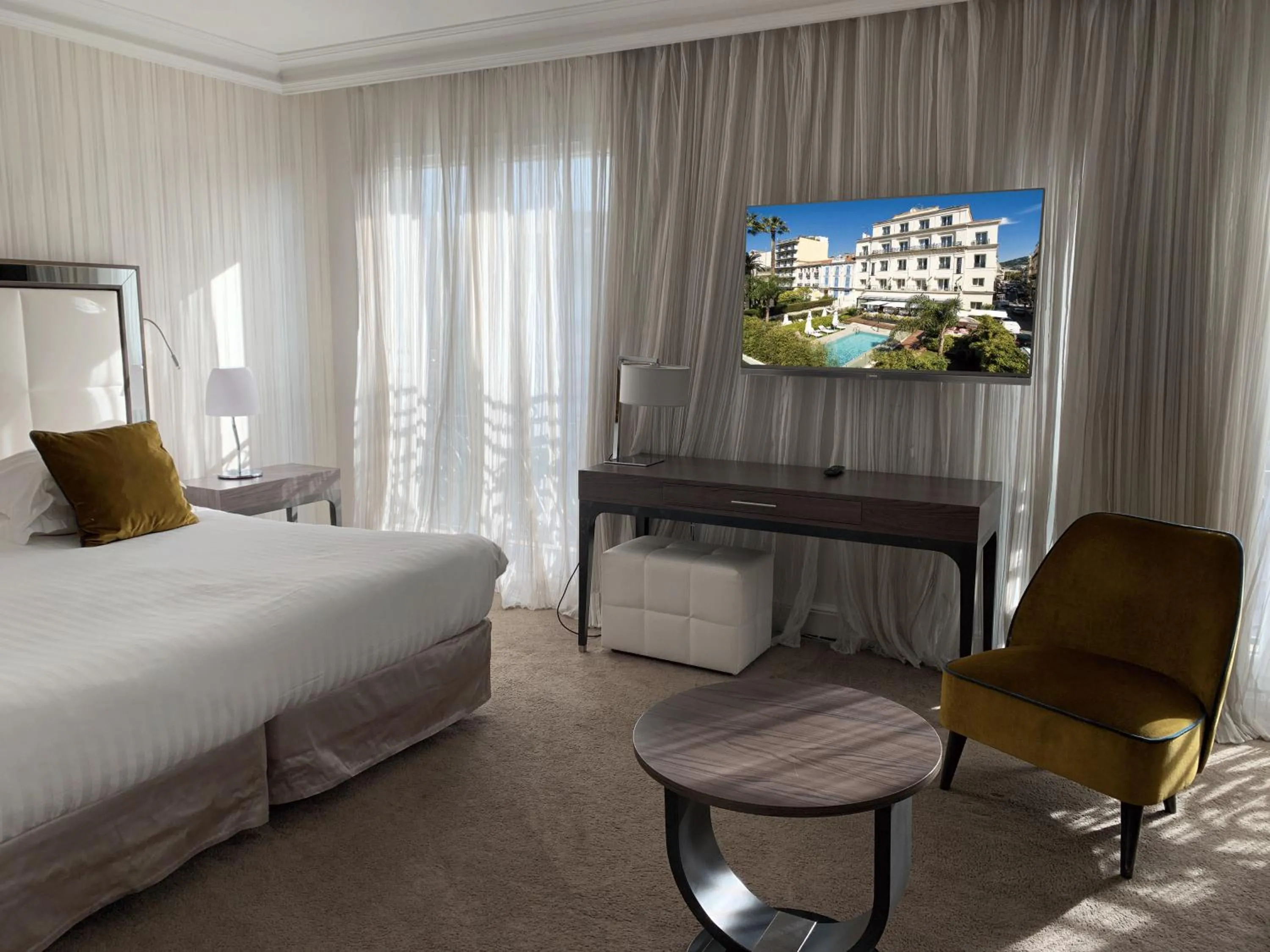 Bedroom, Bed in Hôtel Le Canberra