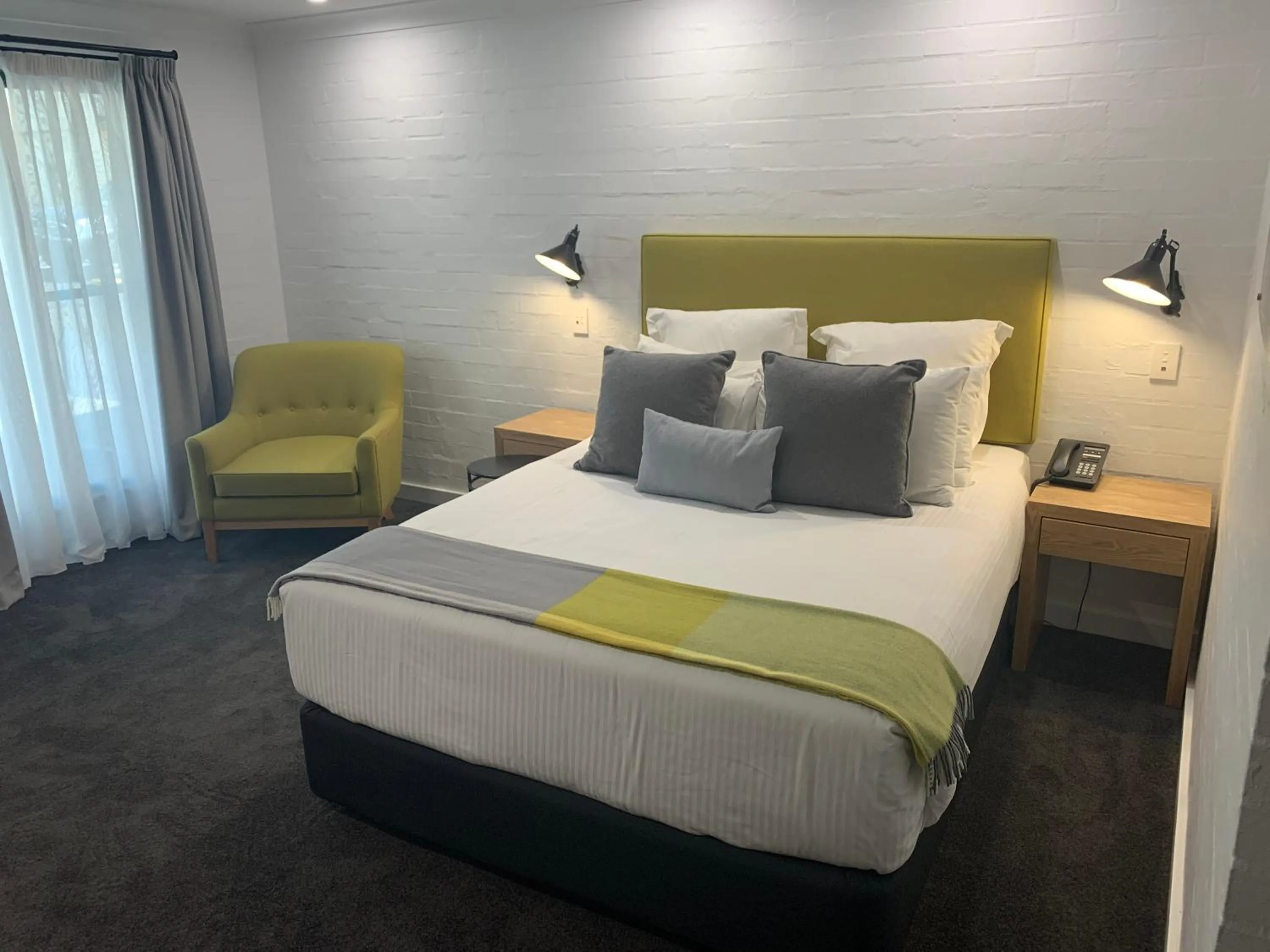 Seating area, Bed in Town Square Motel