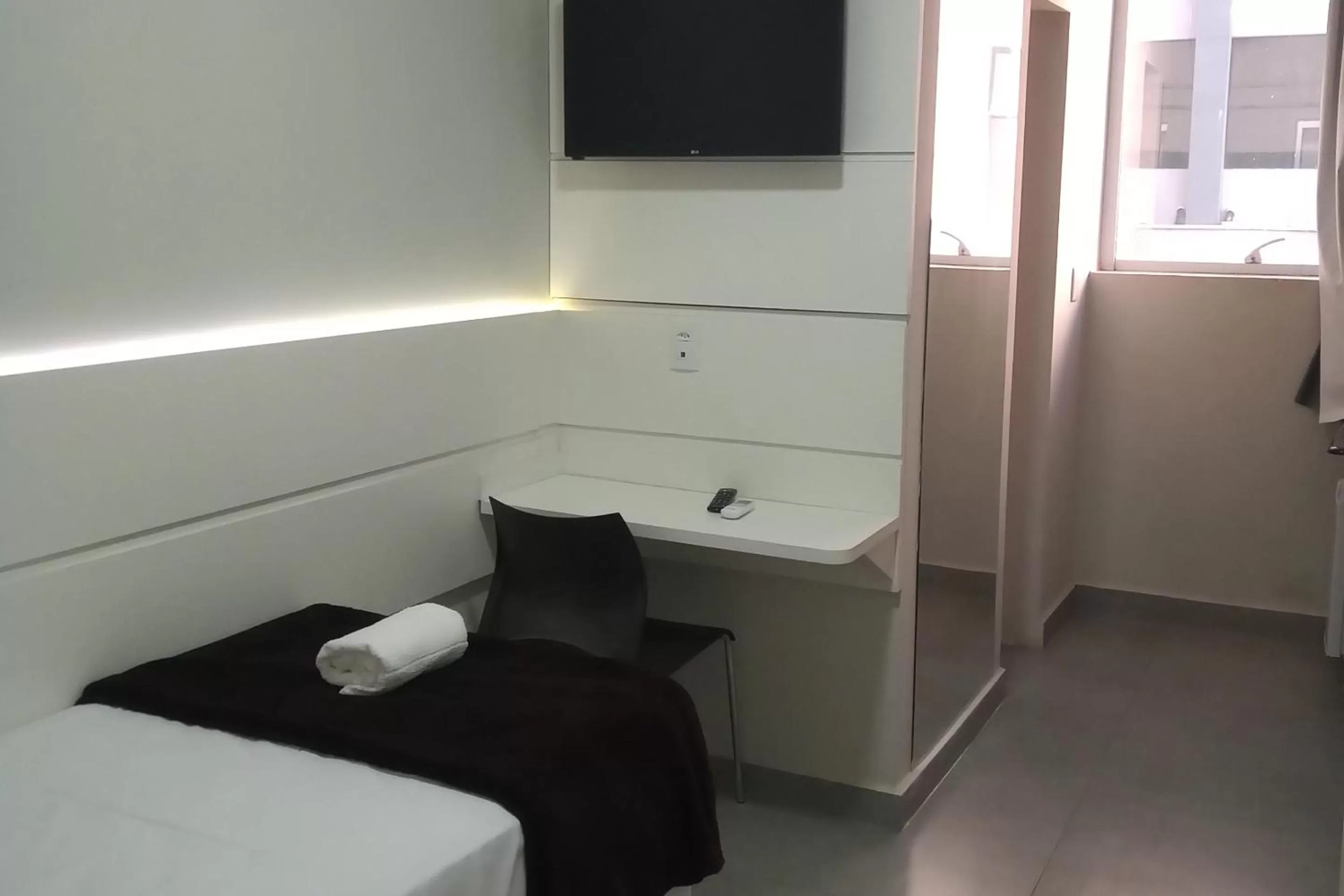 Bedroom, TV/Entertainment Center in Compacto Hotel Alphaville Campinas