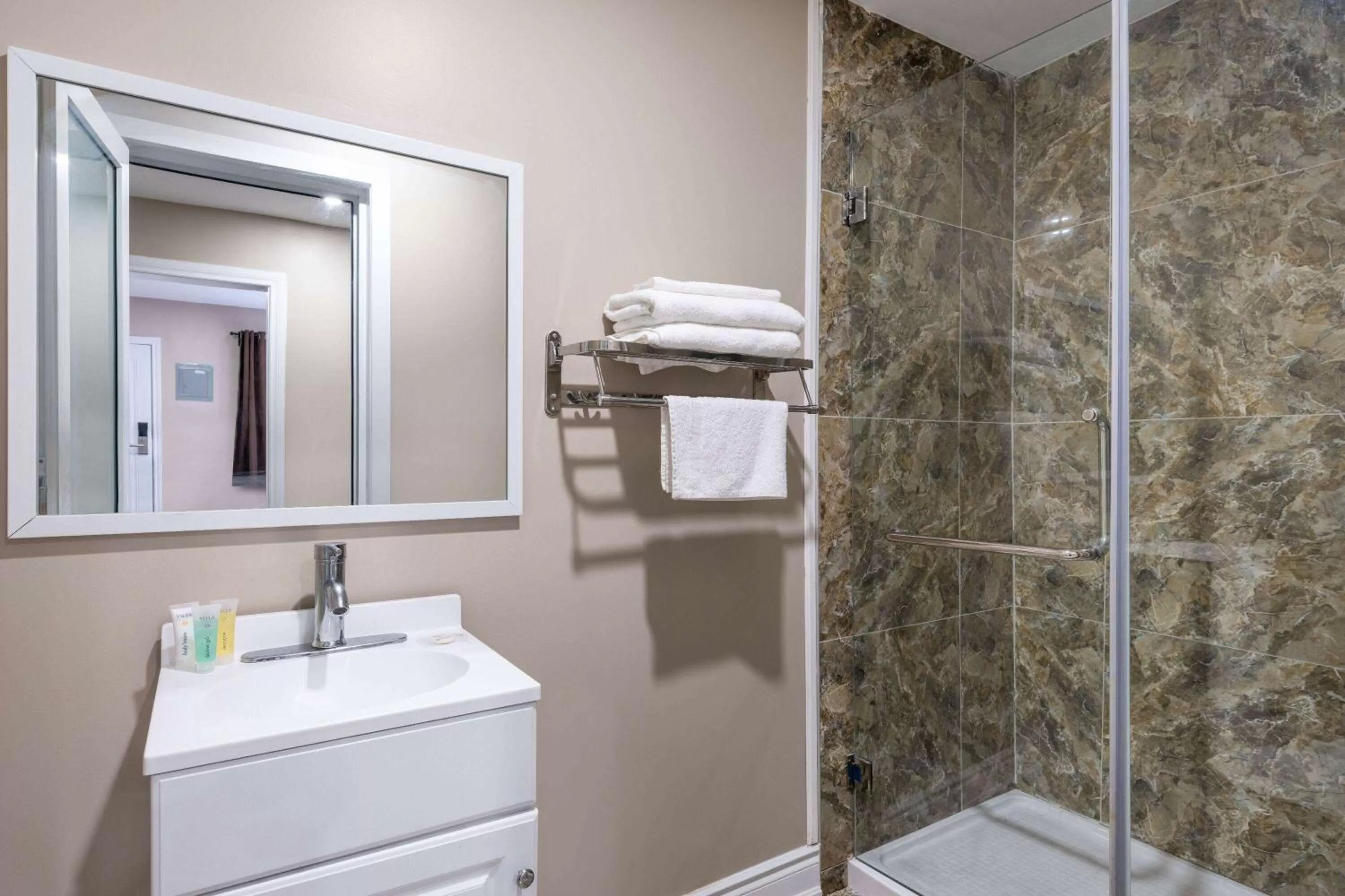 TV and multimedia in Super 8 by Wyndham Niagara Falls ON