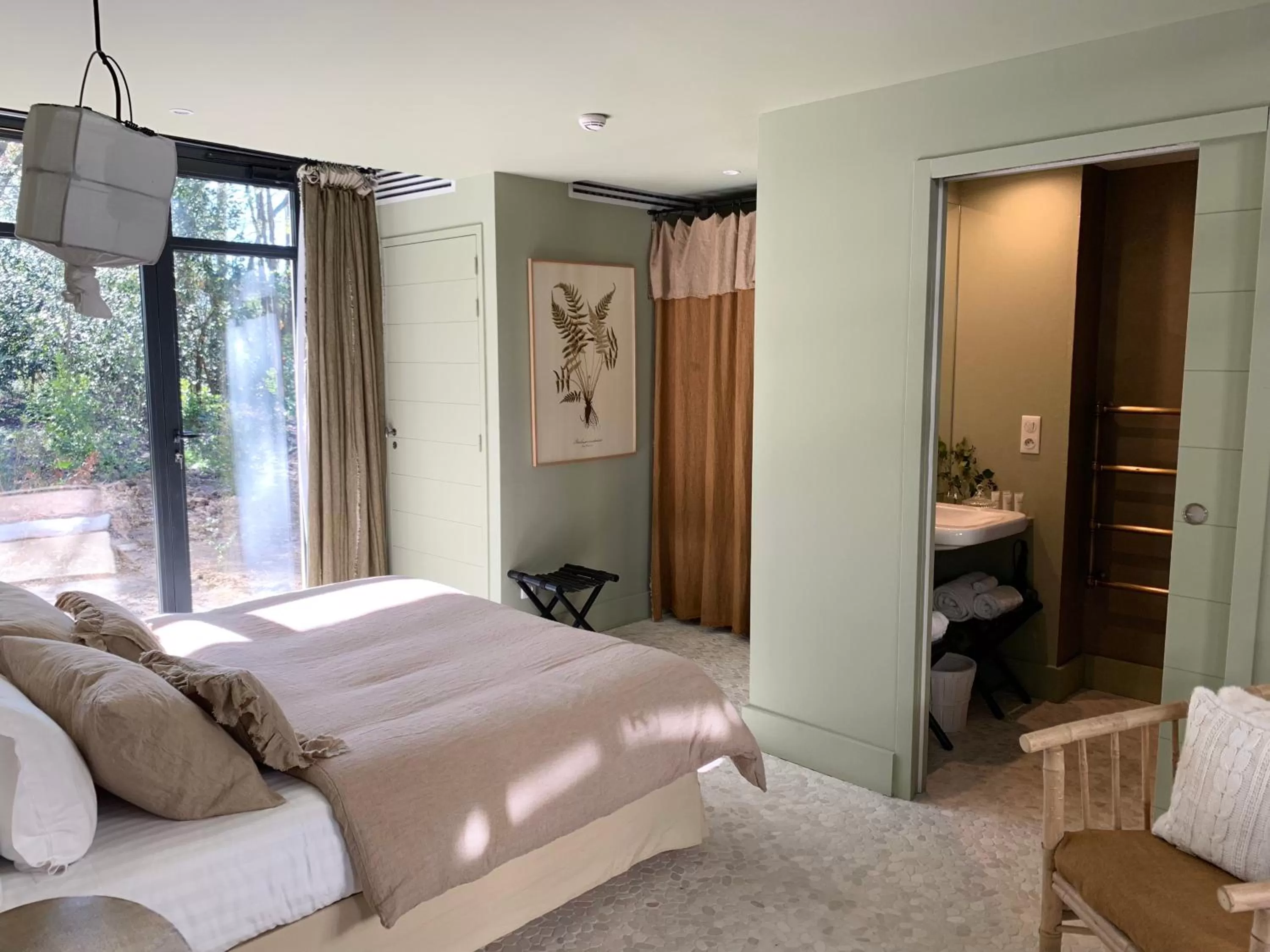 Decorative detail, Bed in Hôtel Domaine de Raba Bordeaux Sud