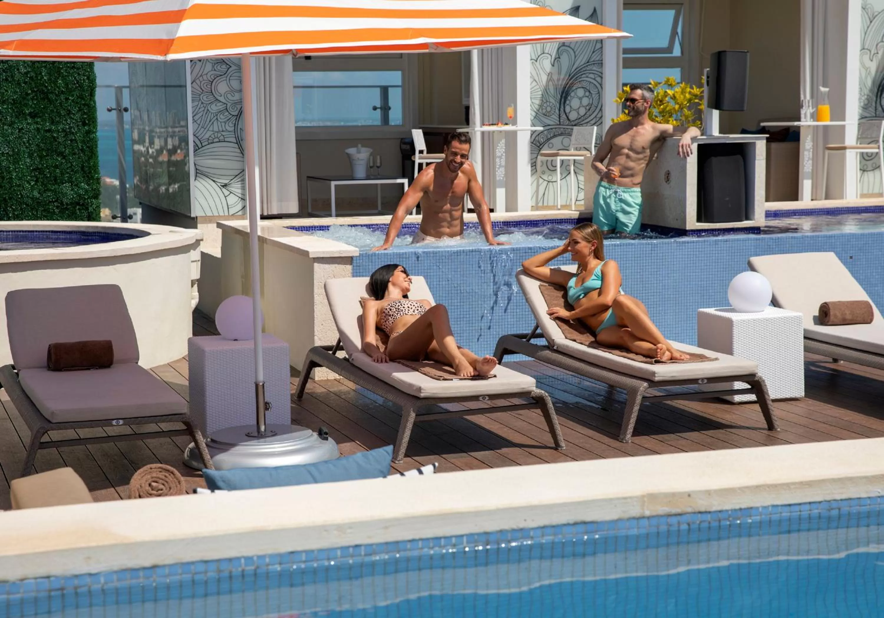 Swimming pool in Royalton CHIC Cancun, An Autograph Collection All-Inclusive Resort - Adults Only