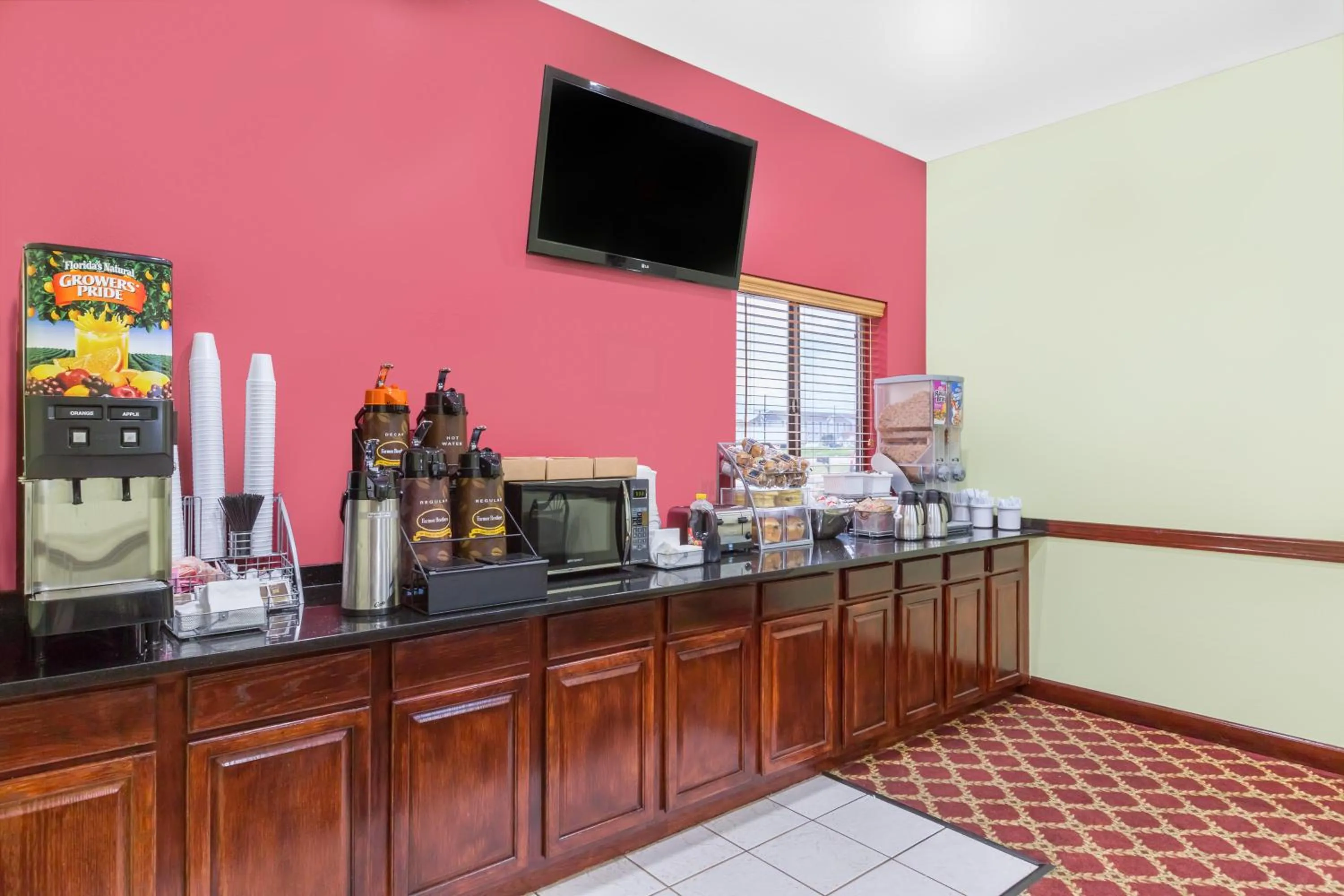 Continental breakfast, TV/Entertainment Center in Super 8 by Wyndham Ames