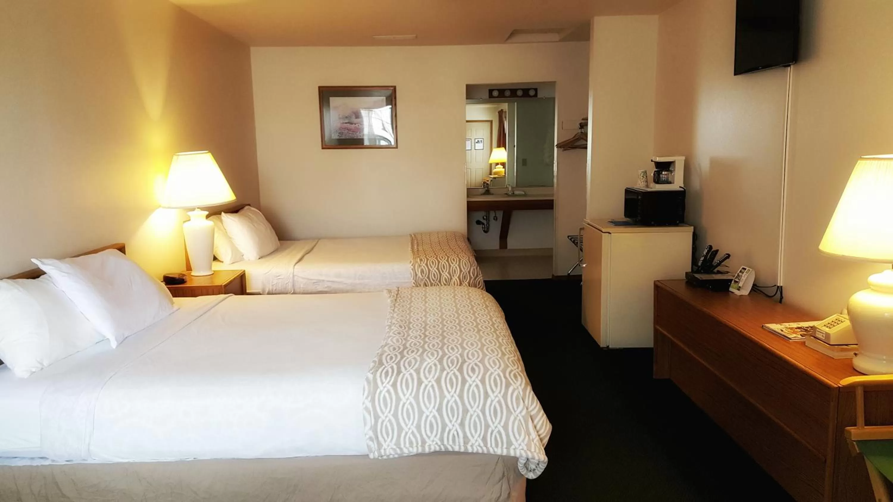 Photo of the whole room, Bed in Hillcrest Inn