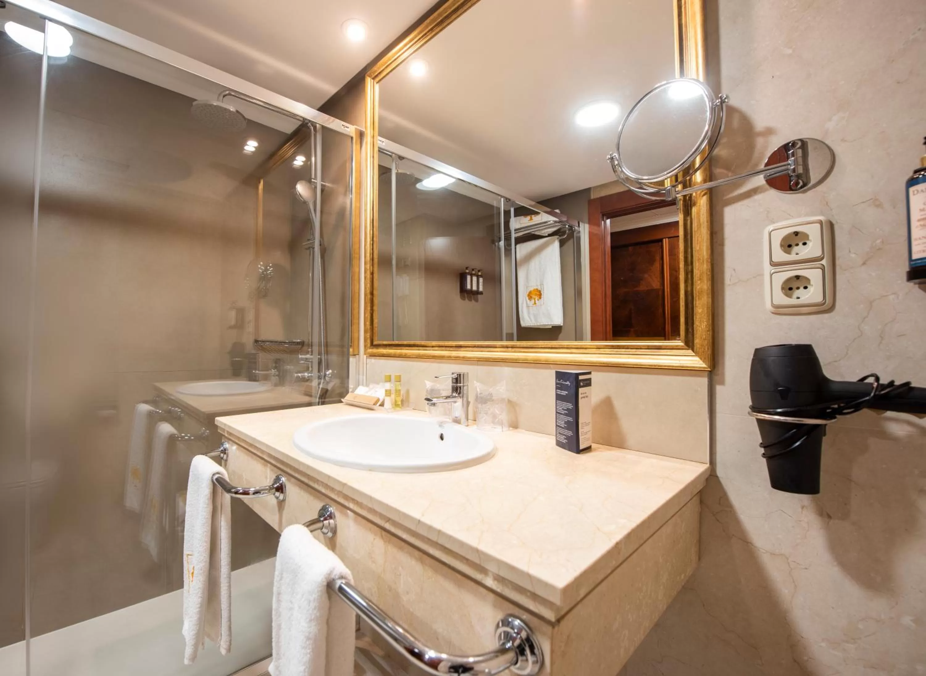 Shower in Eurostars Araguaney