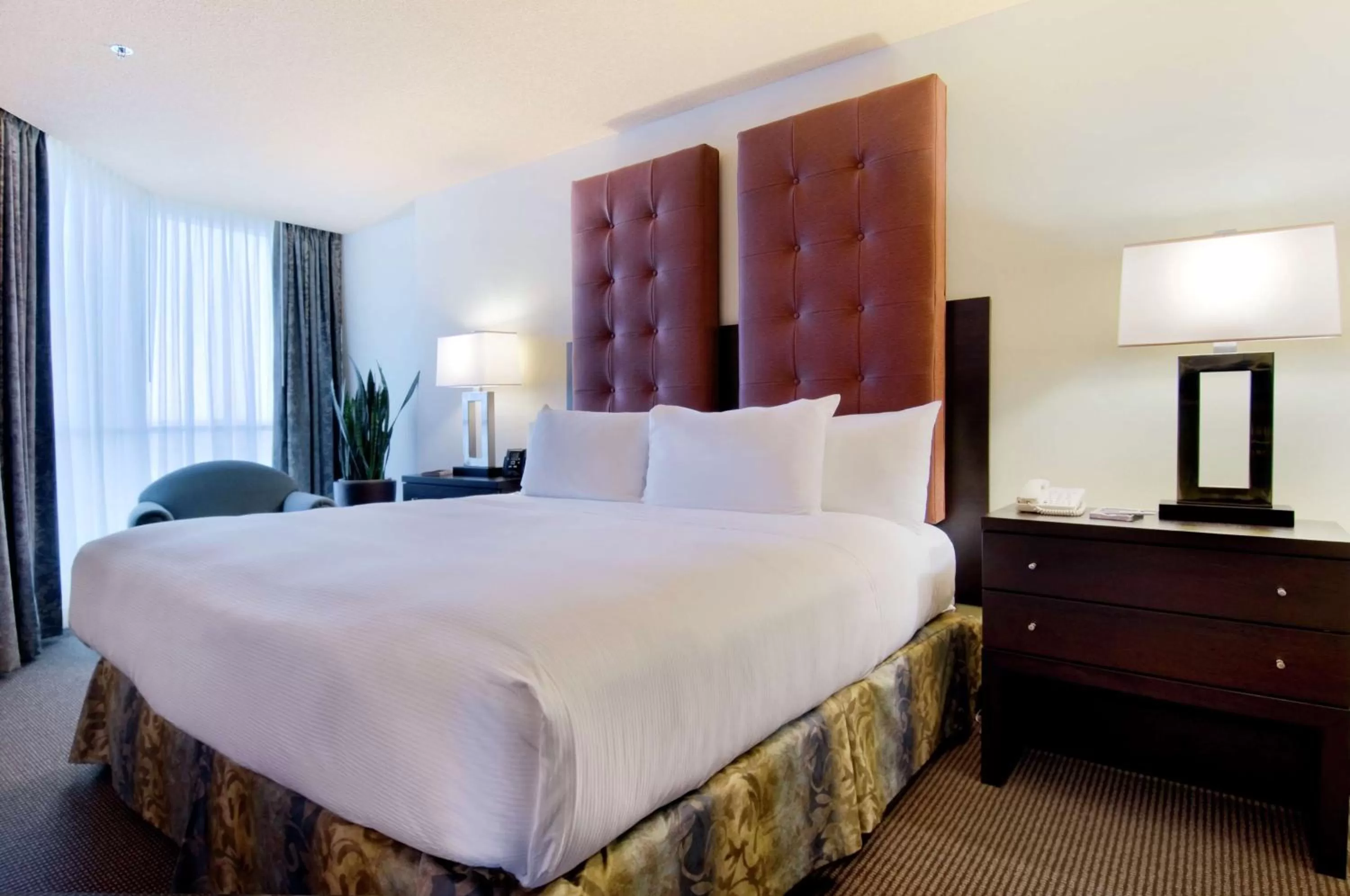 Bed in Hilton Suites Toronto-Markham Conference Centre & Spa