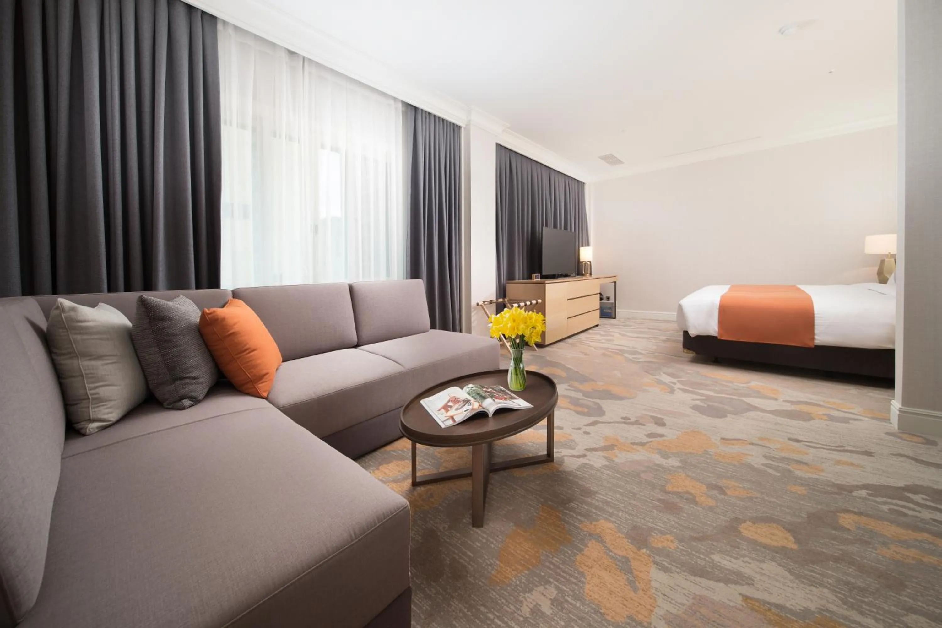 Seating area, Bed in Jeju Sun Hotel & Casino