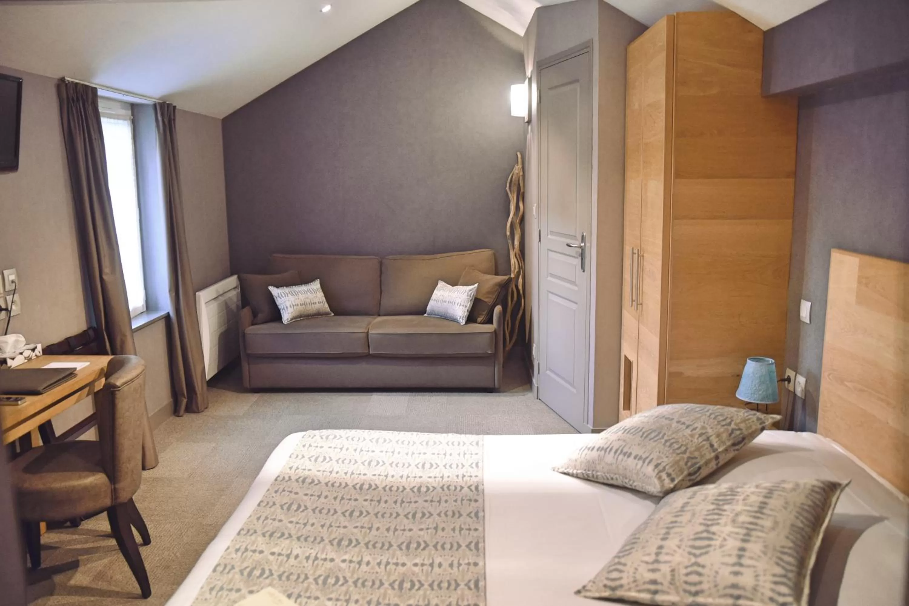 Large Double Room in Villa Les Bains