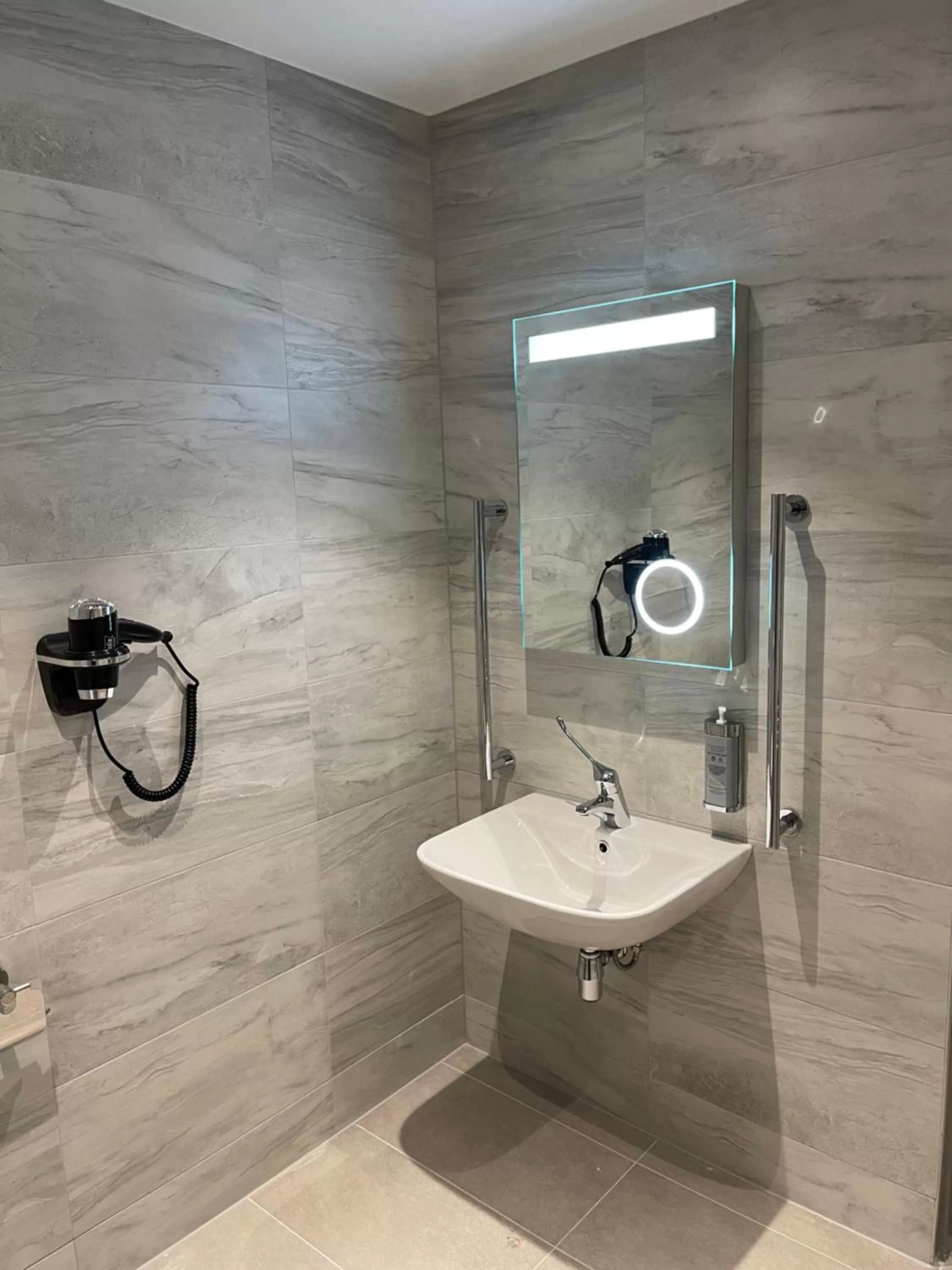 Bathroom in Sadie Best Western Hotel at Luton