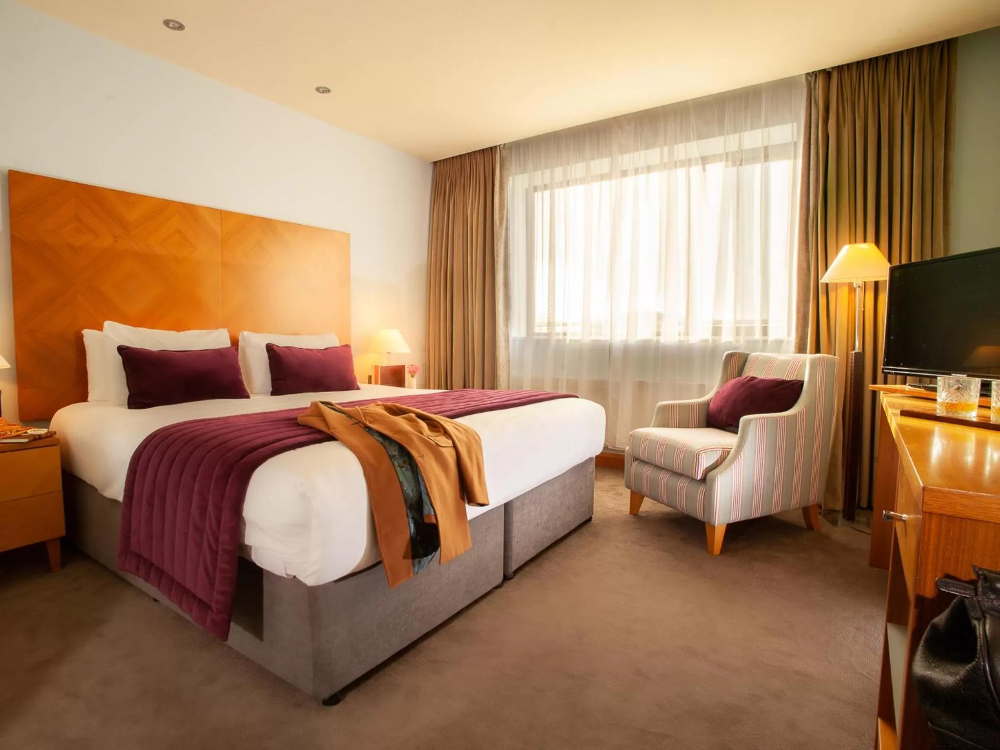 Bedroom, Bed in The Connacht Hotel