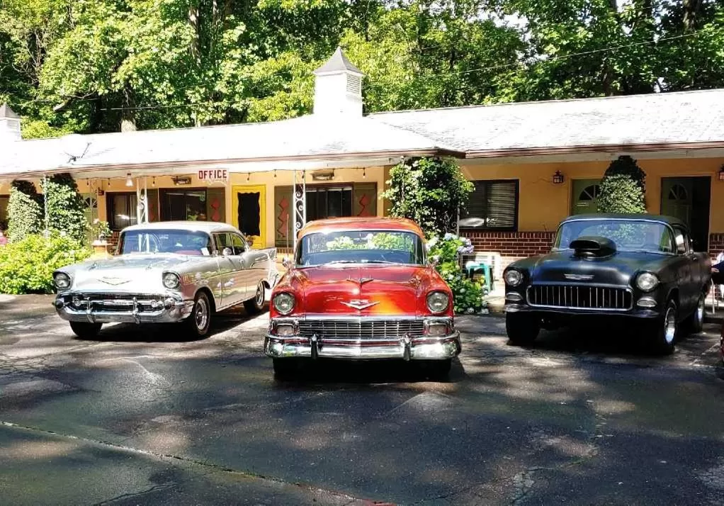 Property building in Rolling Brook Inn