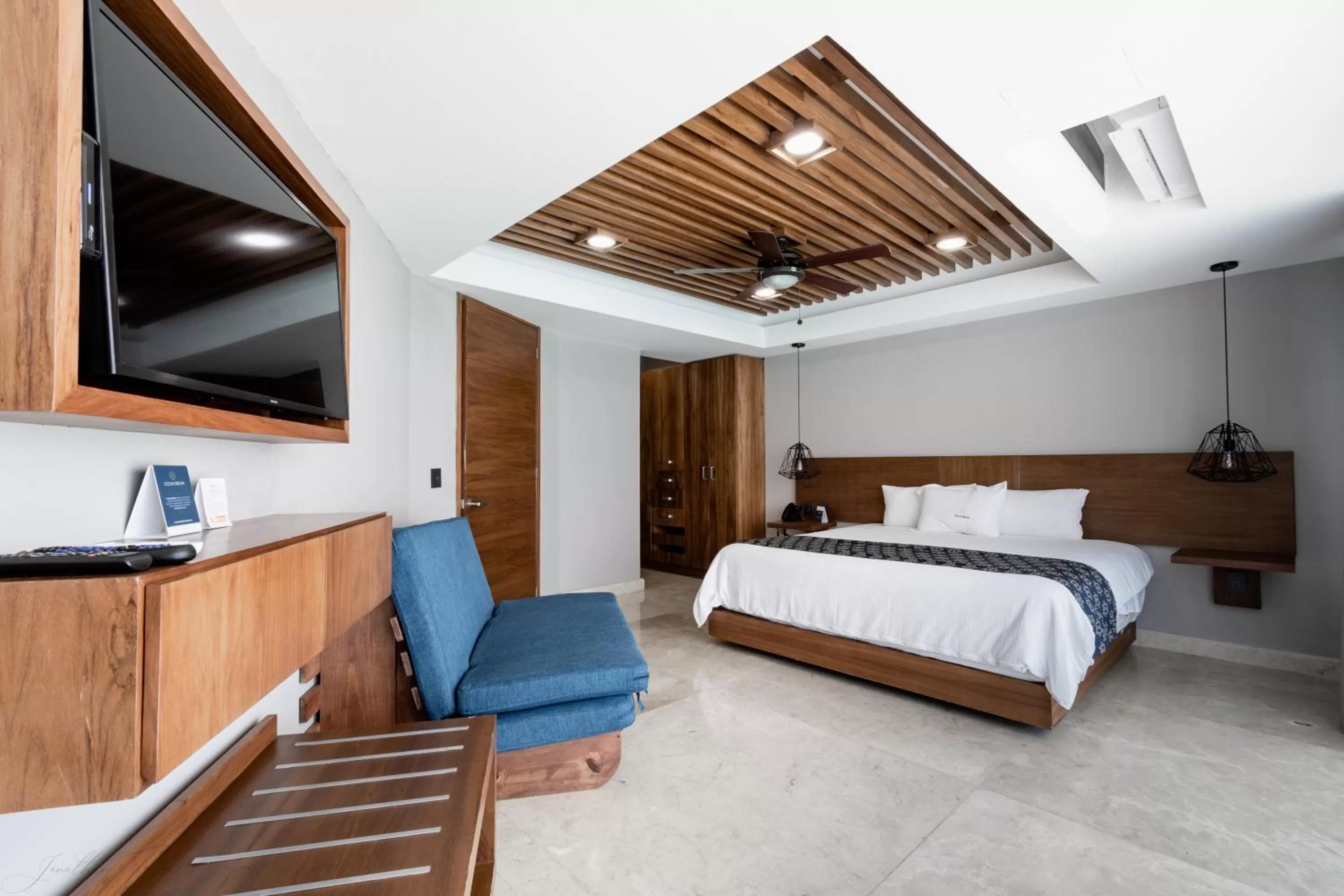Bed in Ocean Dream Cancun by GuruHotel