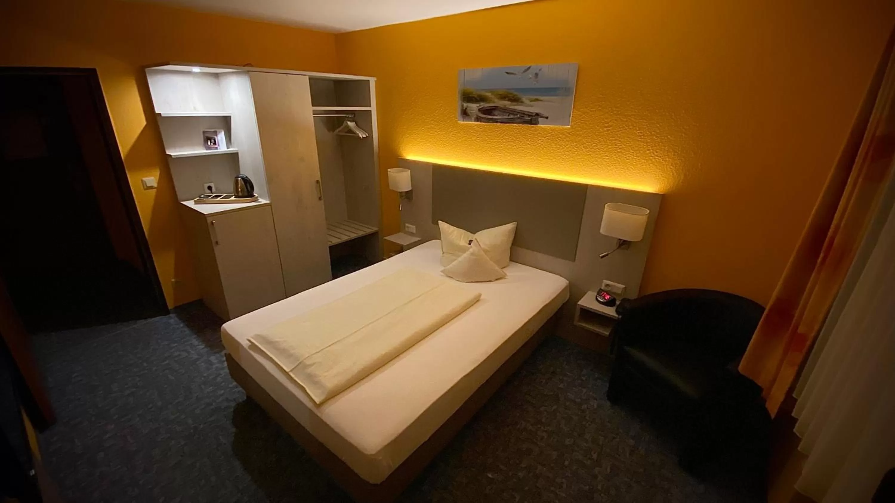 Photo of the whole room, Bed in Hotel Windspiel