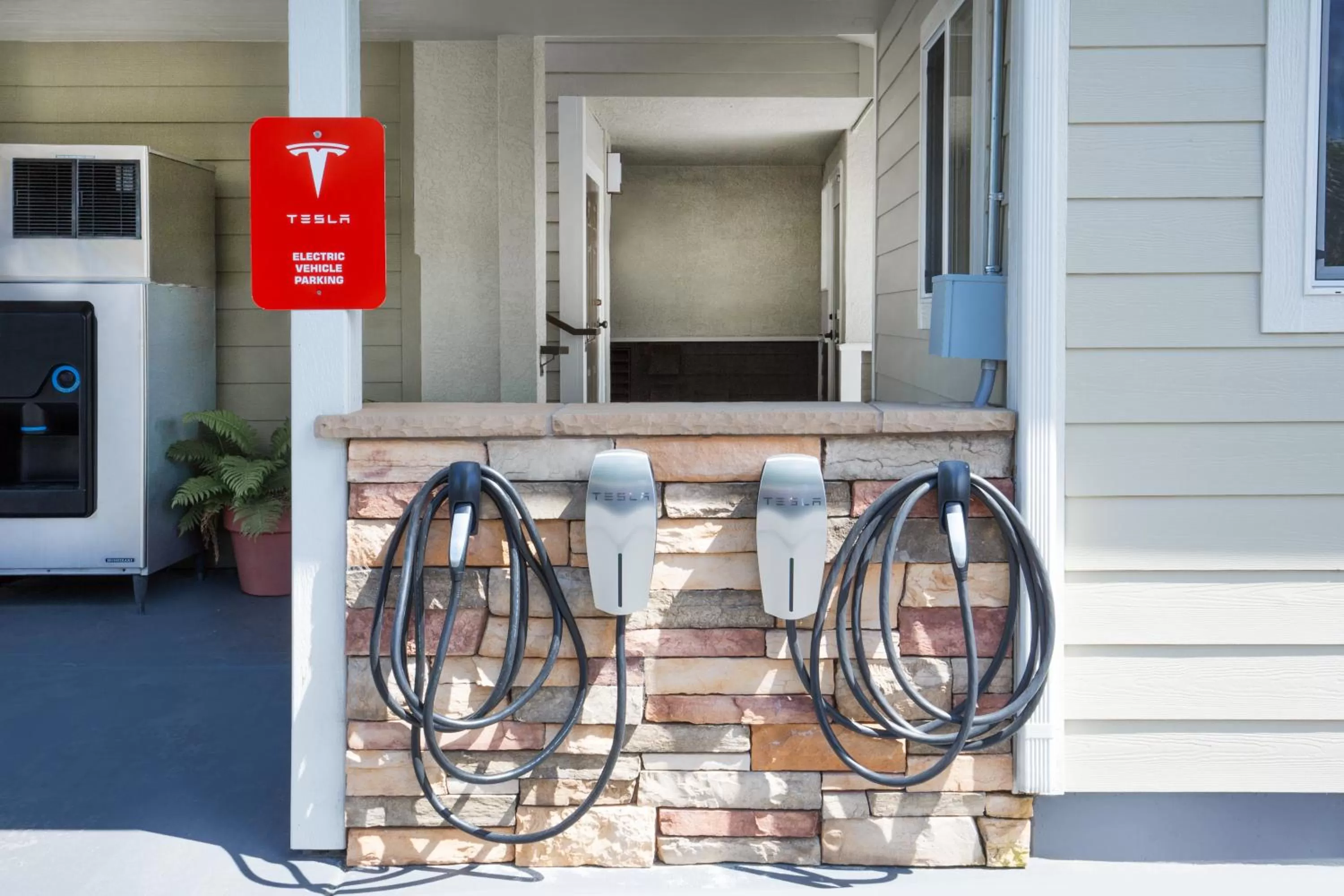 Facade/entrance in Super 8 by Wyndham Fortuna