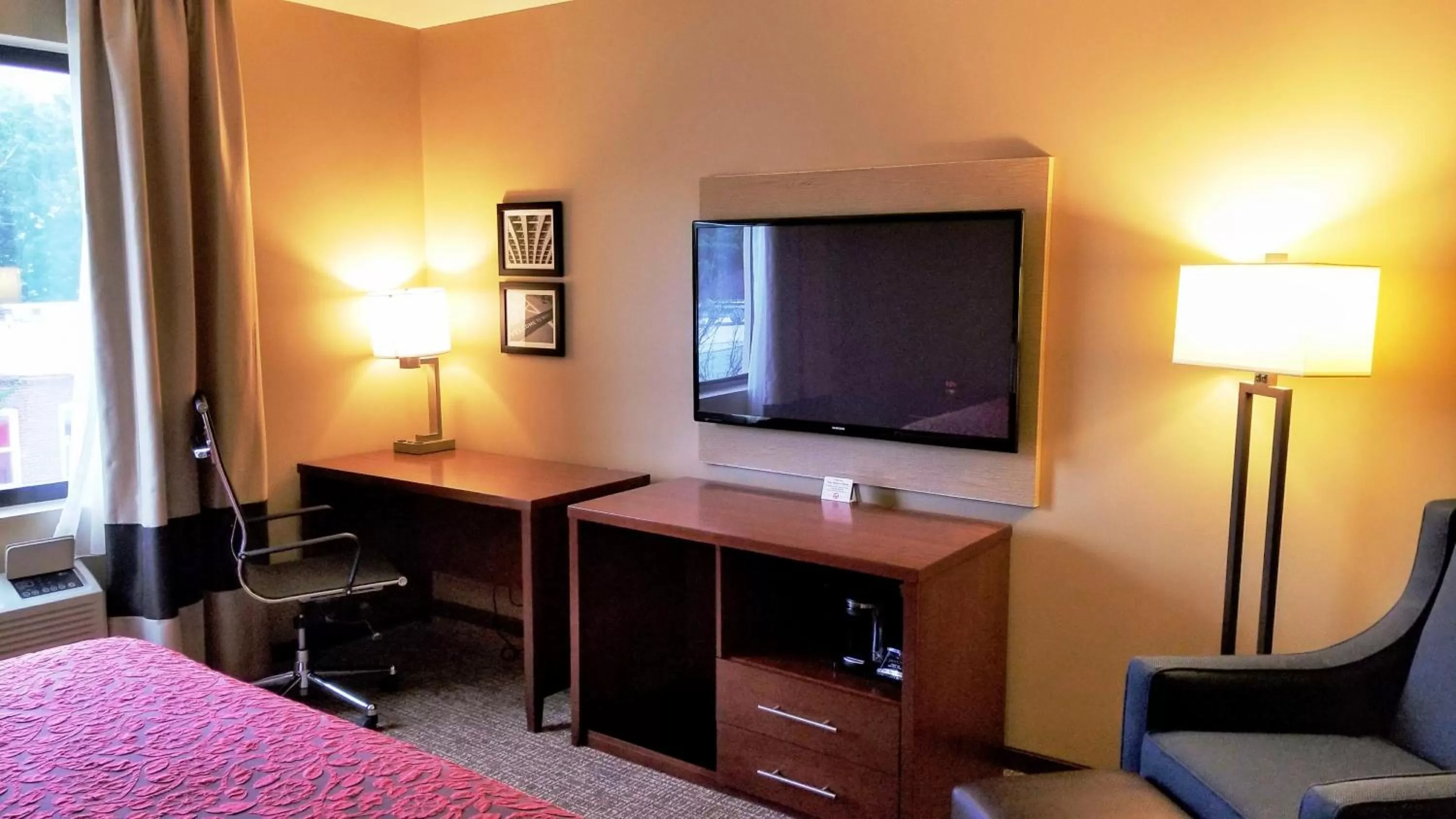 TV and multimedia, Bed in Days Inn by Wyndham Brooklyn Marine Park
