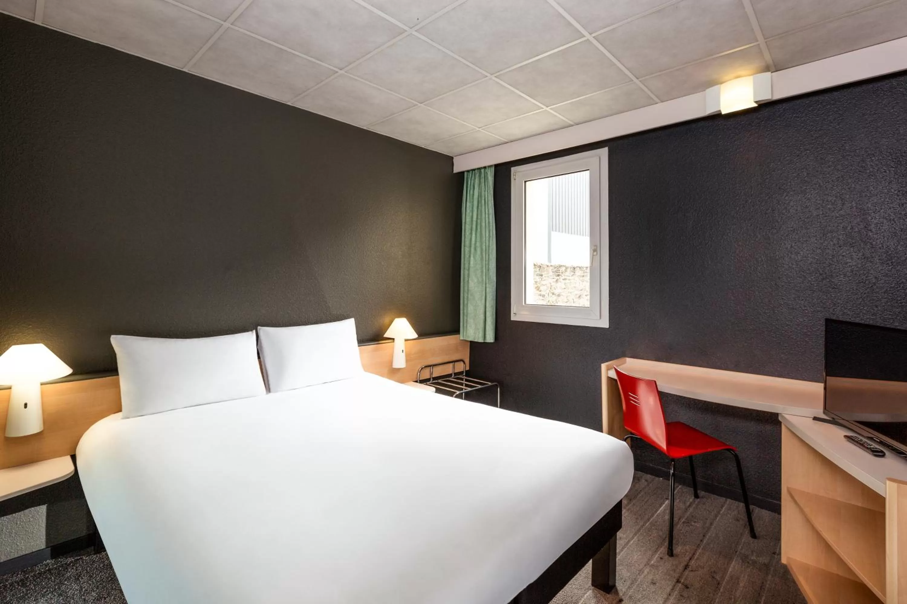 Photo of the whole room, Bed in ibis Lannion