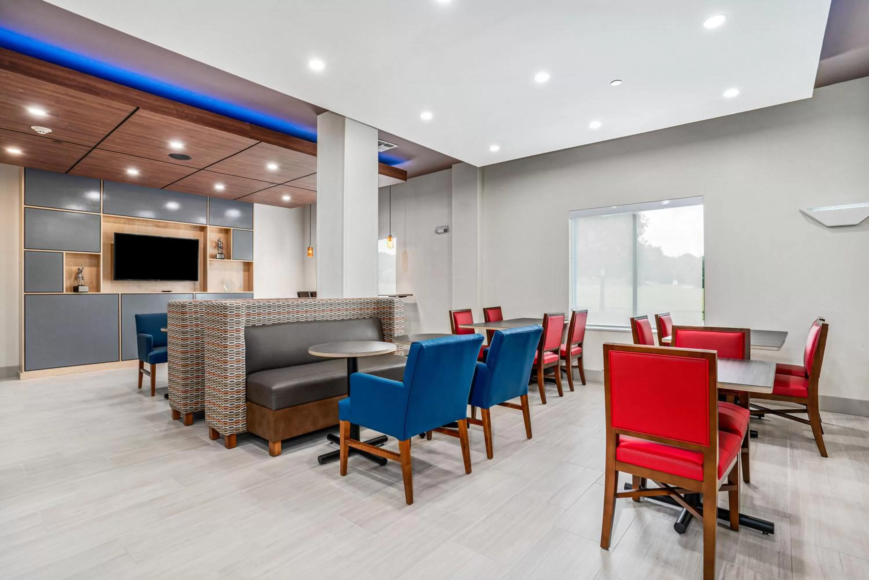 Breakfast, Restaurant/Places to Eat in Holiday Inn Express & Suites Van Buren-Fort Smith Area, an IHG Hotel