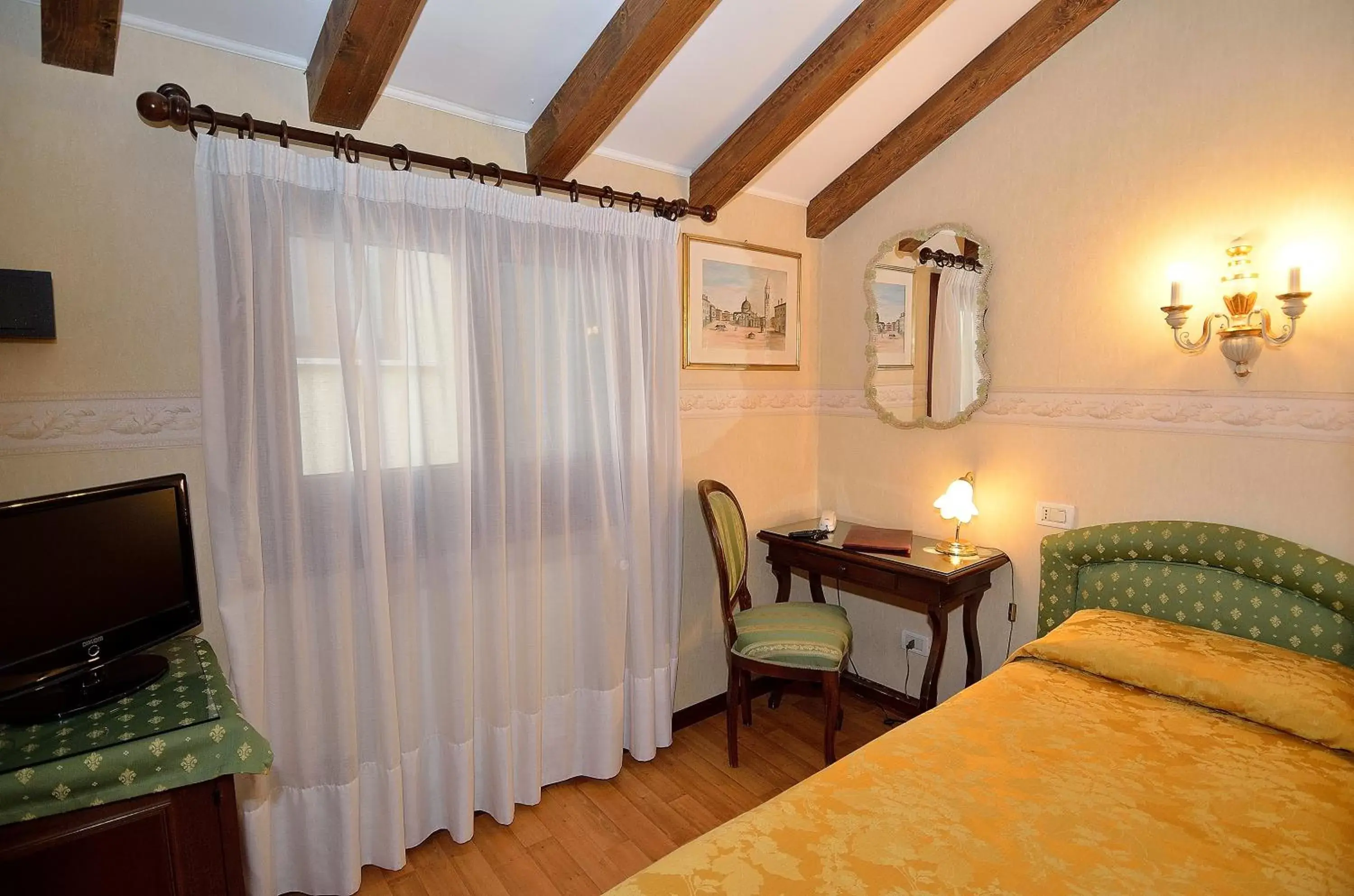 Economy Single Room in Hotel Da Bruno Economy Single Room in Hotel Da Bruno