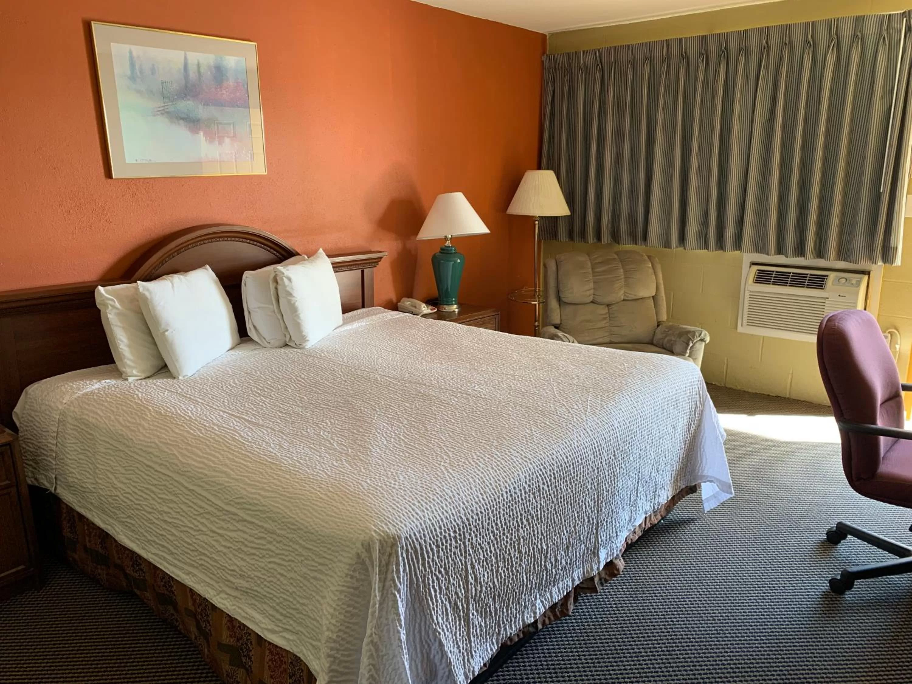 Photo of the whole room, Bed in Executive Inn Dodge City, KS