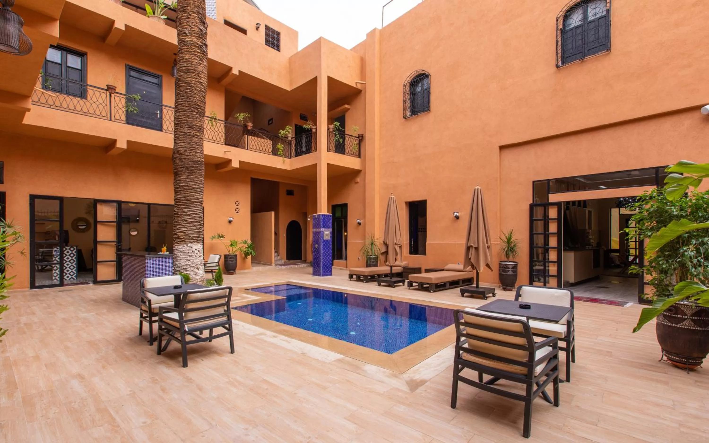 Swimming pool in Hotel Toulousain