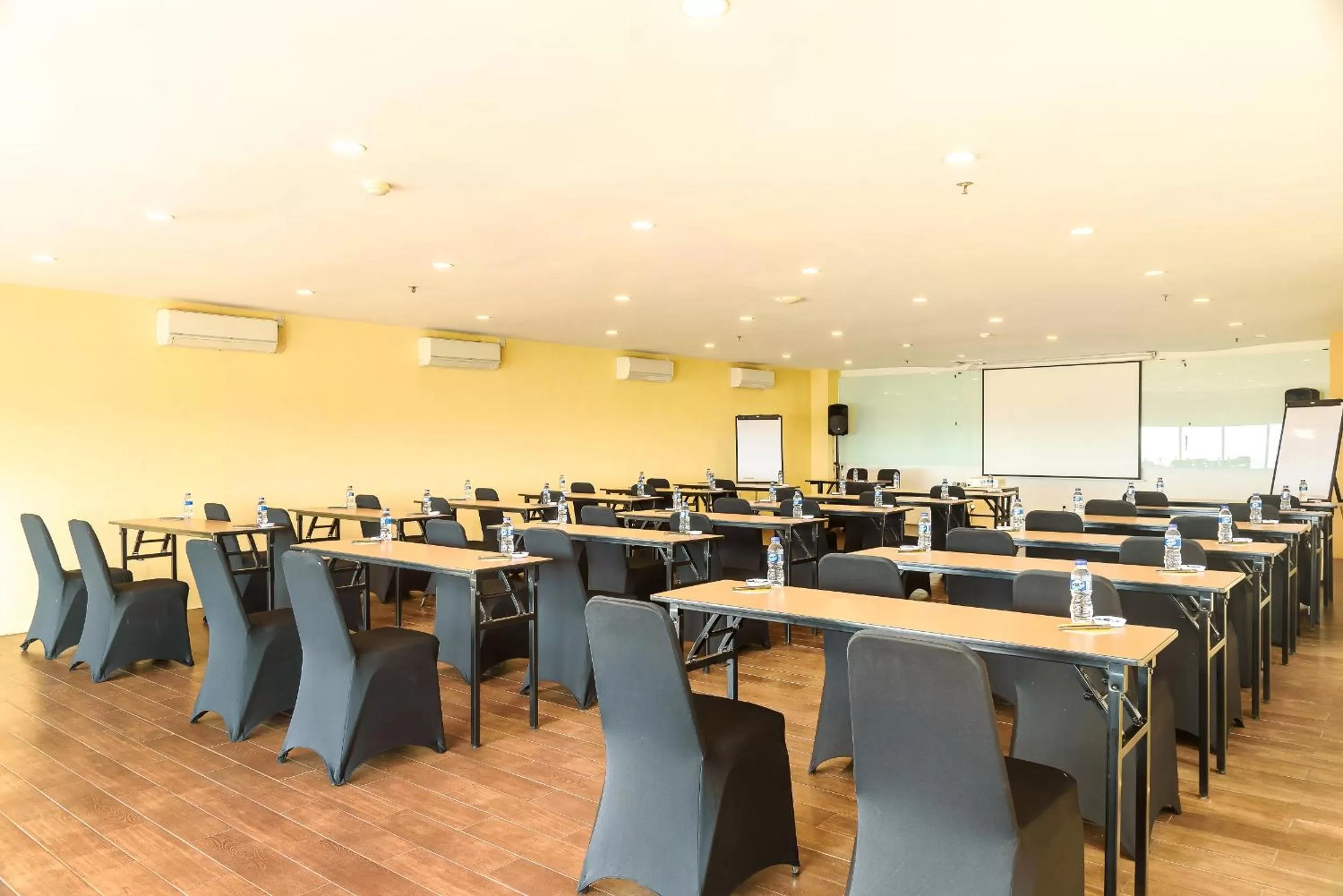 Meeting/conference room in Yellow Bee Tangerang