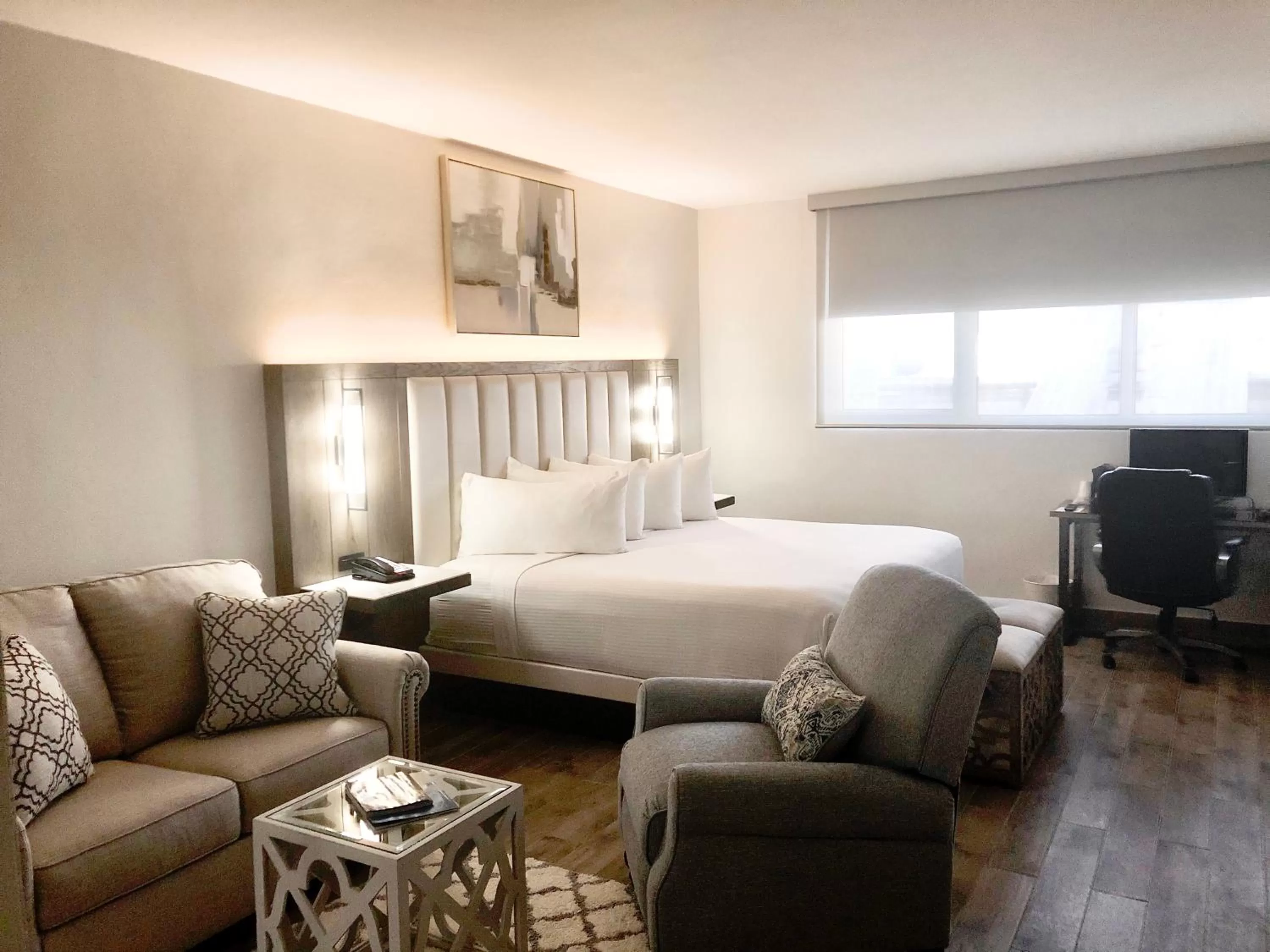 Living room, Bed in San Juan Airport Hotel