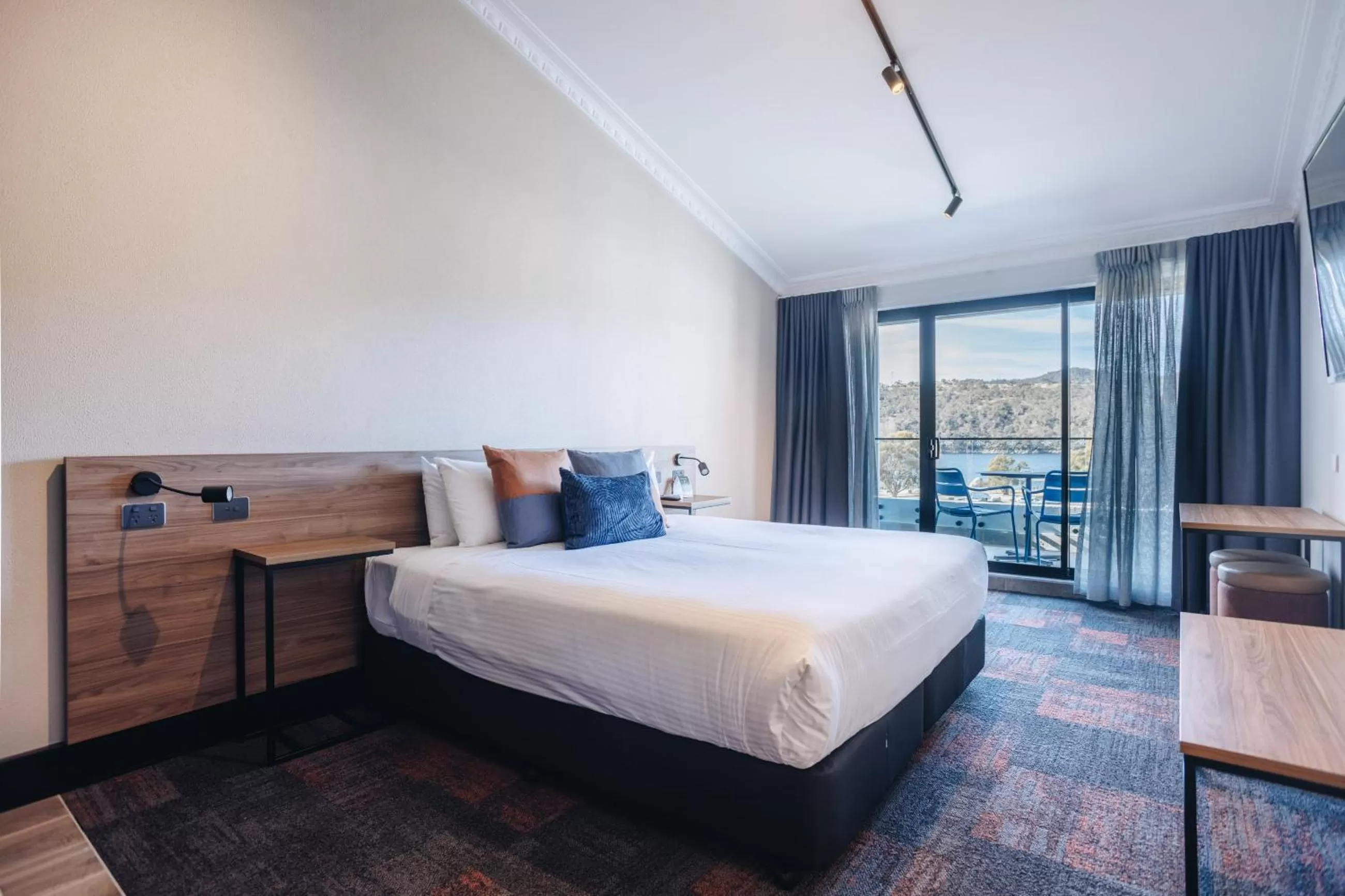 Bedroom, Bed in Banjo Paterson Inn