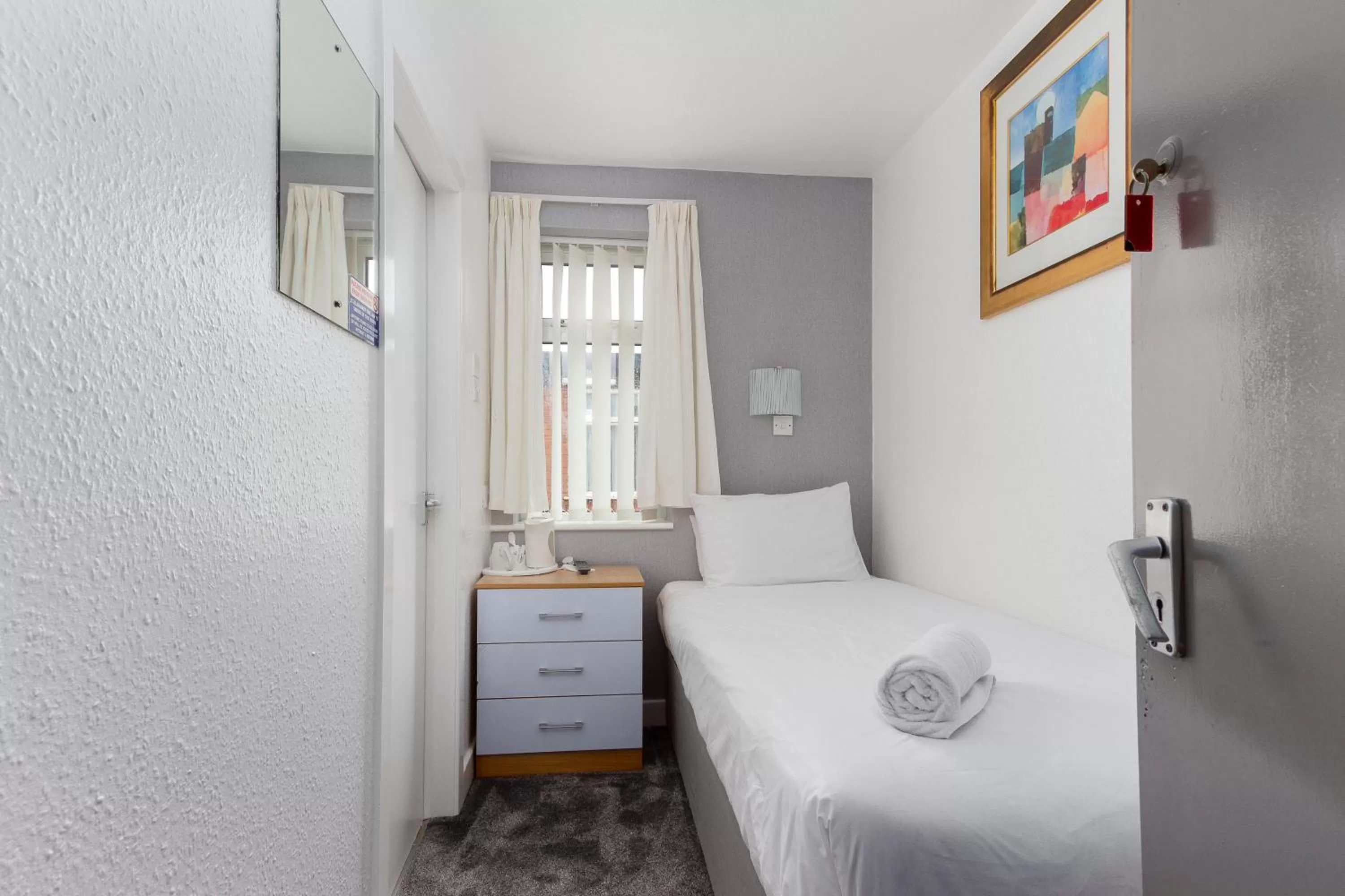 Bedroom in The Sandringham Court Hotel & Sports Bar-Groups Welcome here-High Speed Wi-Fi