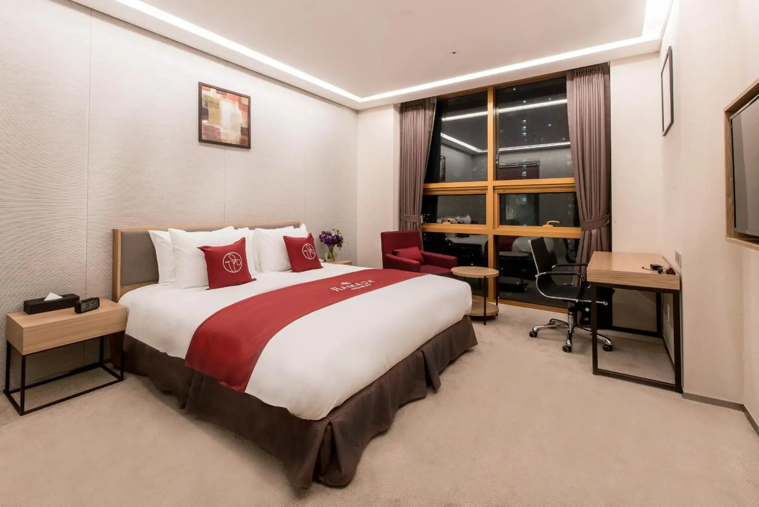 Deluxe Double Room in Ramada by Wyndham Incheon Deluxe Double Room in Ramada by Wyndham Incheon