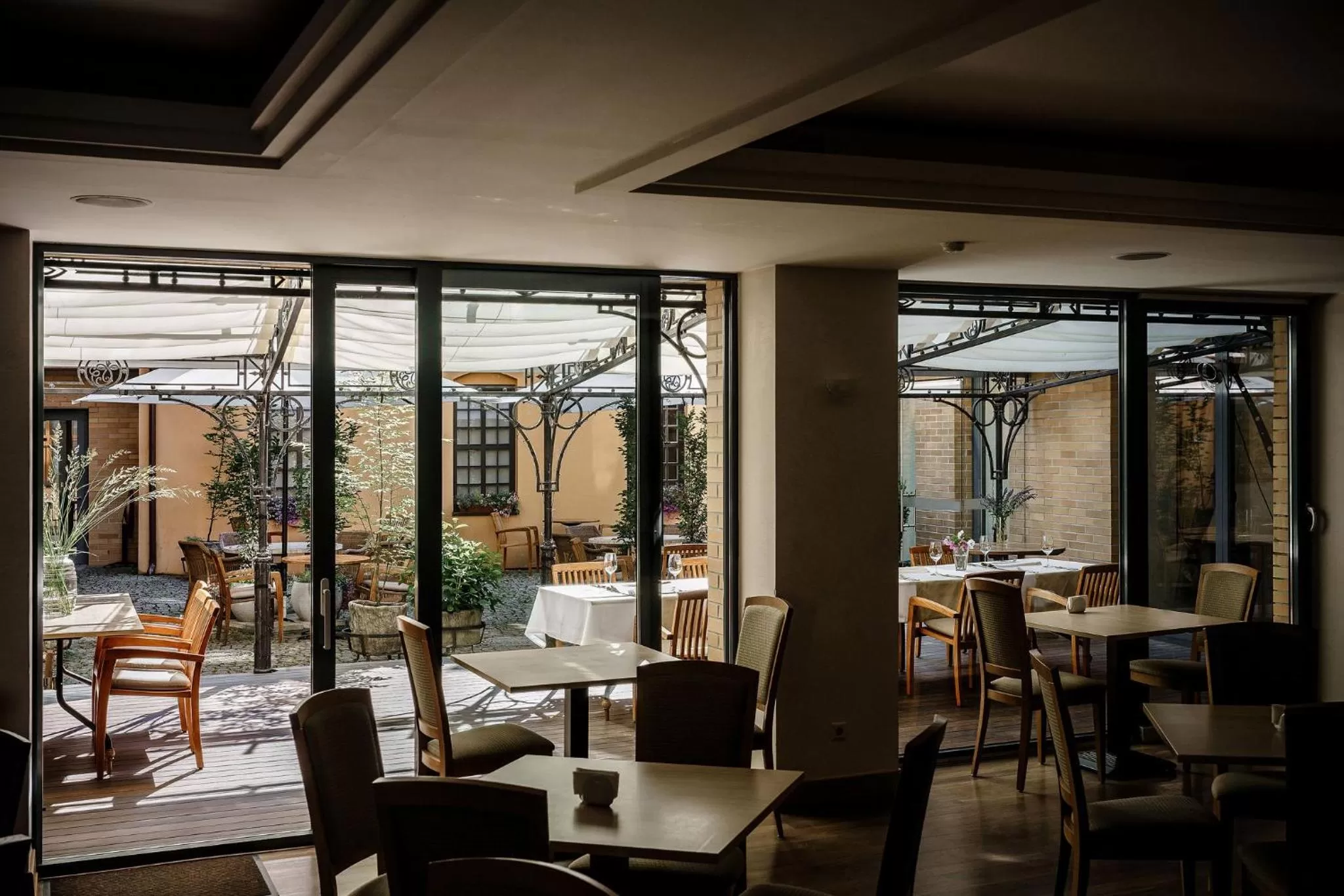 Restaurant/places to eat in Euterpe Hotel