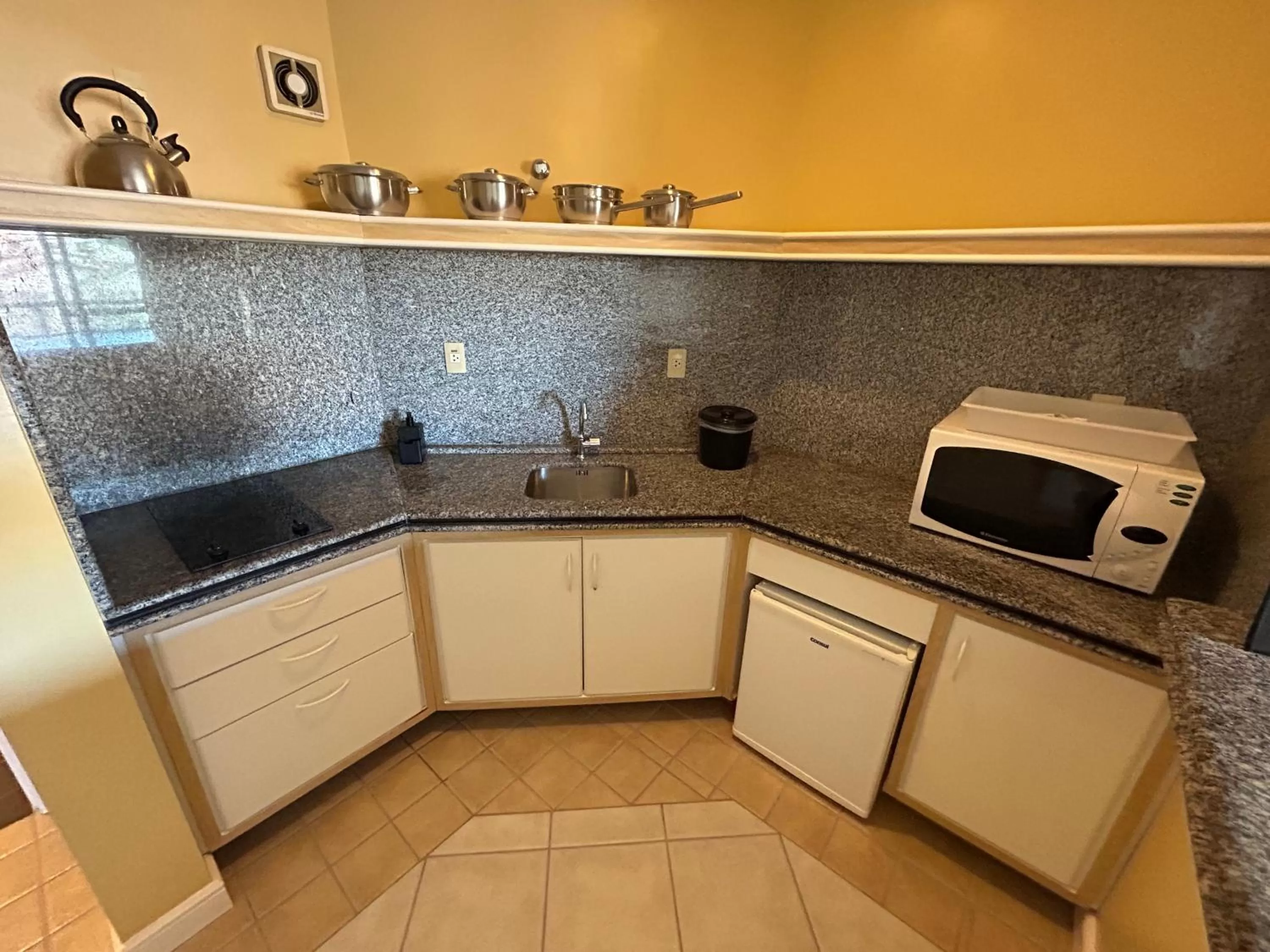 Kitchen or kitchenette, Kitchen/Kitchenette in Golfinhos Apart Hotel