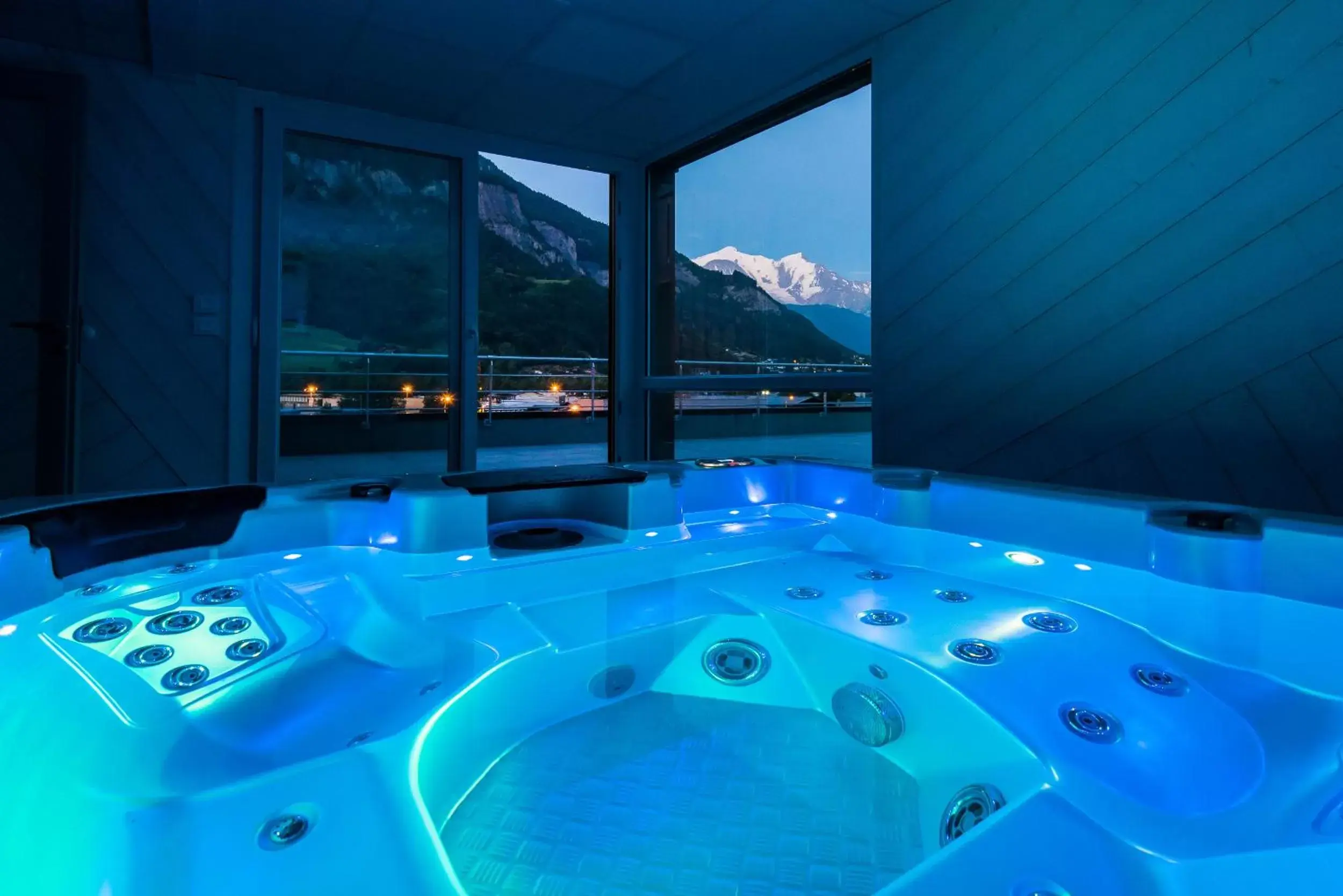 Hot Tub in Ibis Styles Sallanches Pays du Mont-Blanc Hot Tub in Ibis Styles Sallanches Pays du Mont-Blanc