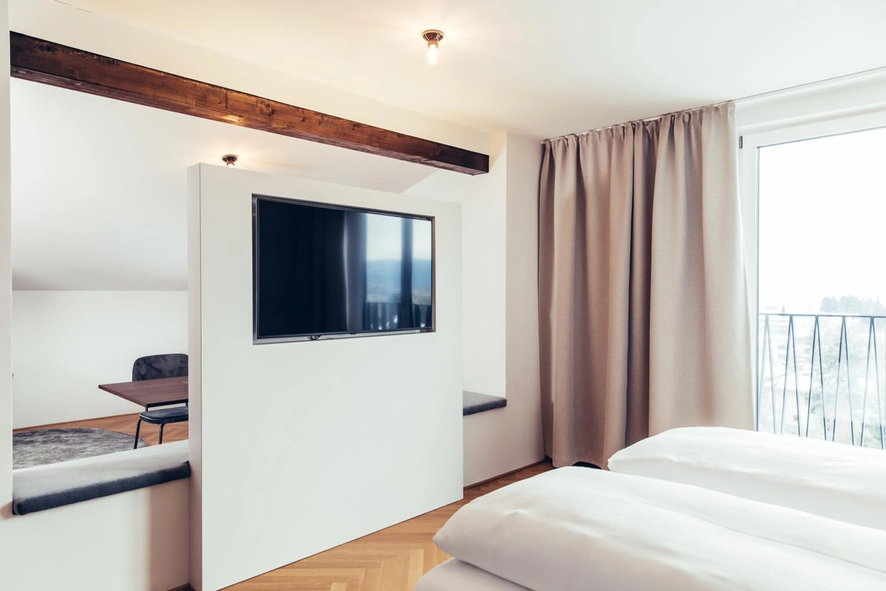 Communal lounge/ TV room, Bed in Hotel Dermuth Klagenfurt