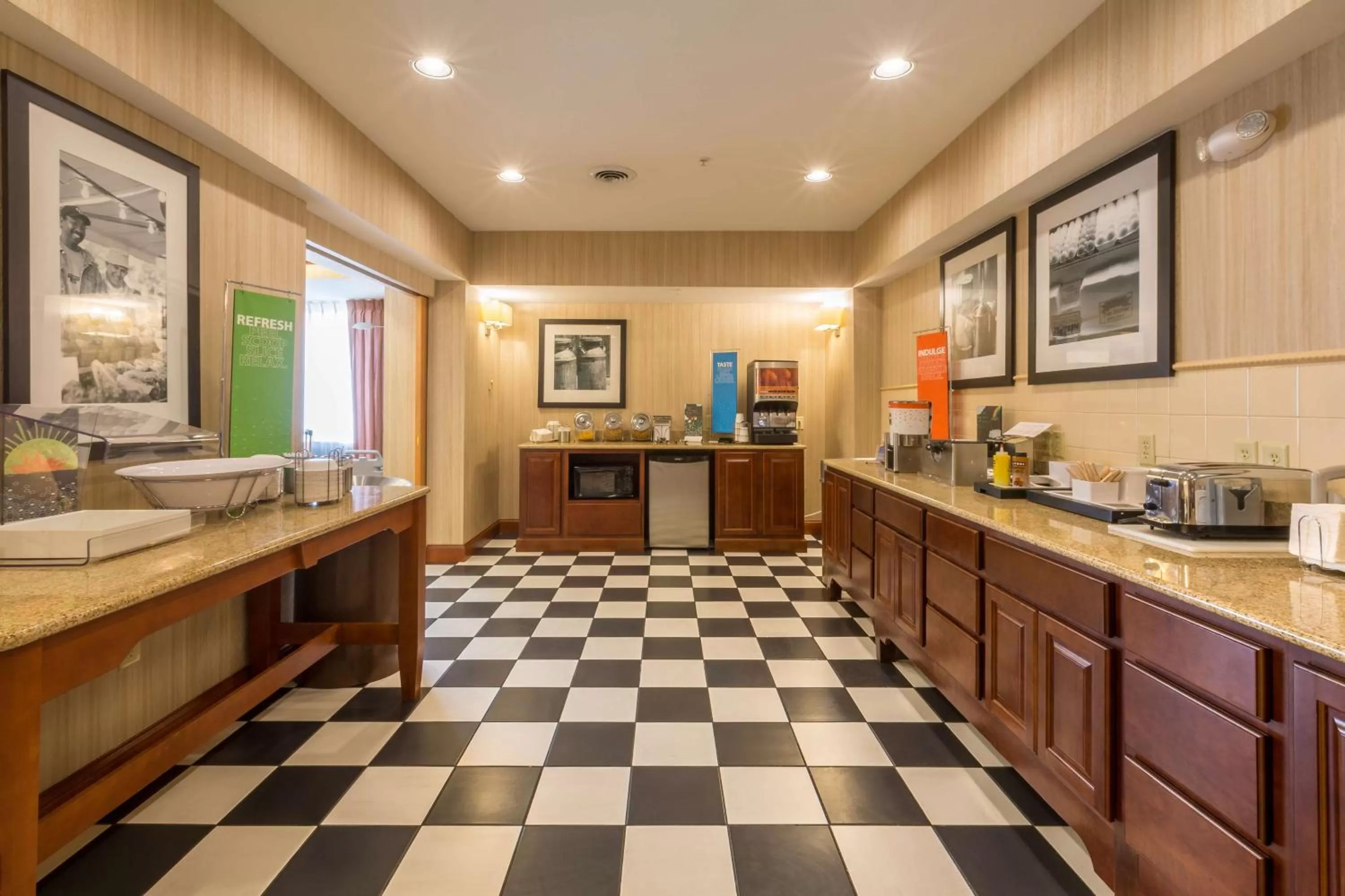 Dining area in Hampton Inn Goshen
