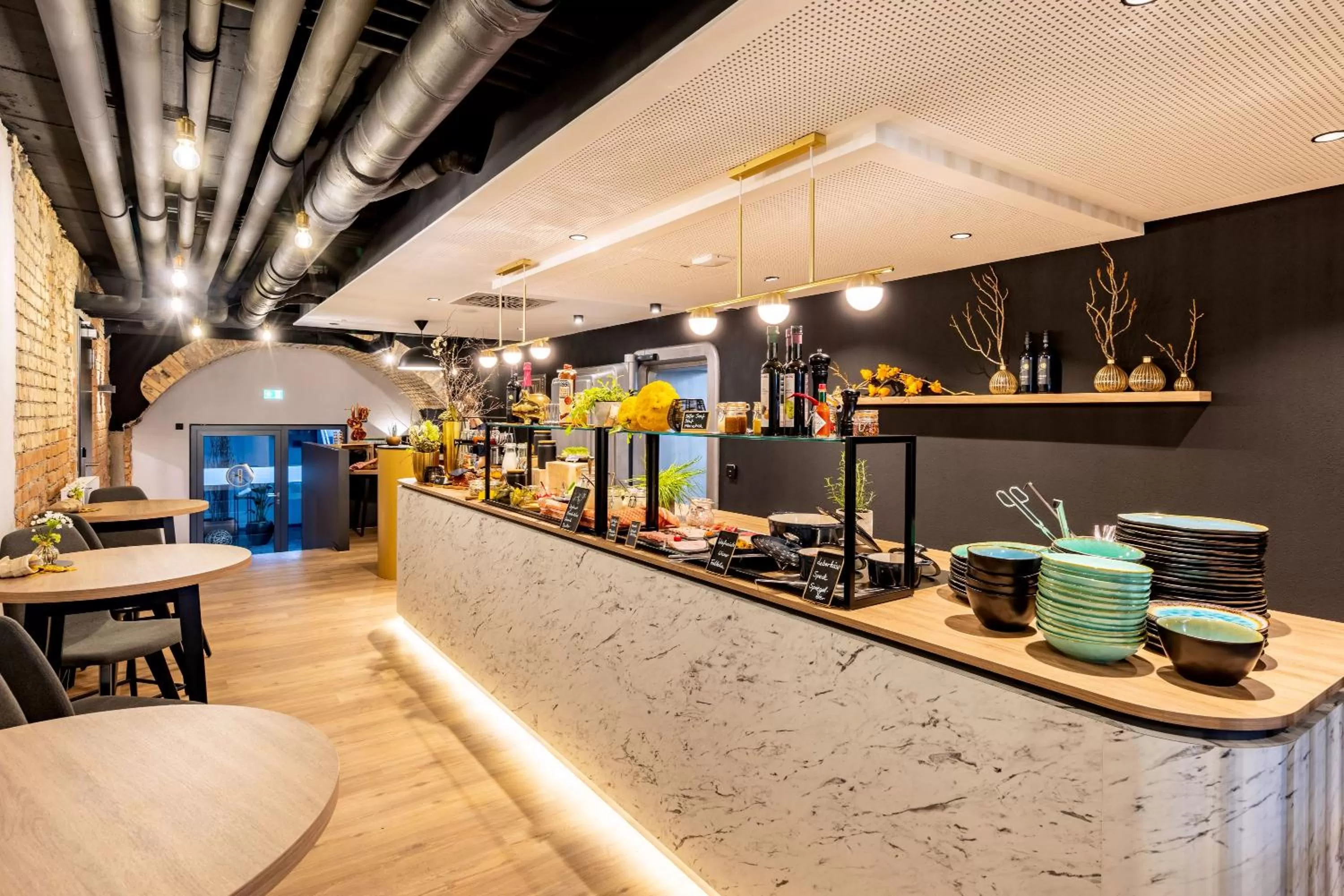 Buffet breakfast in BOLLWERK Lifestyle Hotel, automatisiertes Hotel mit Self Check In