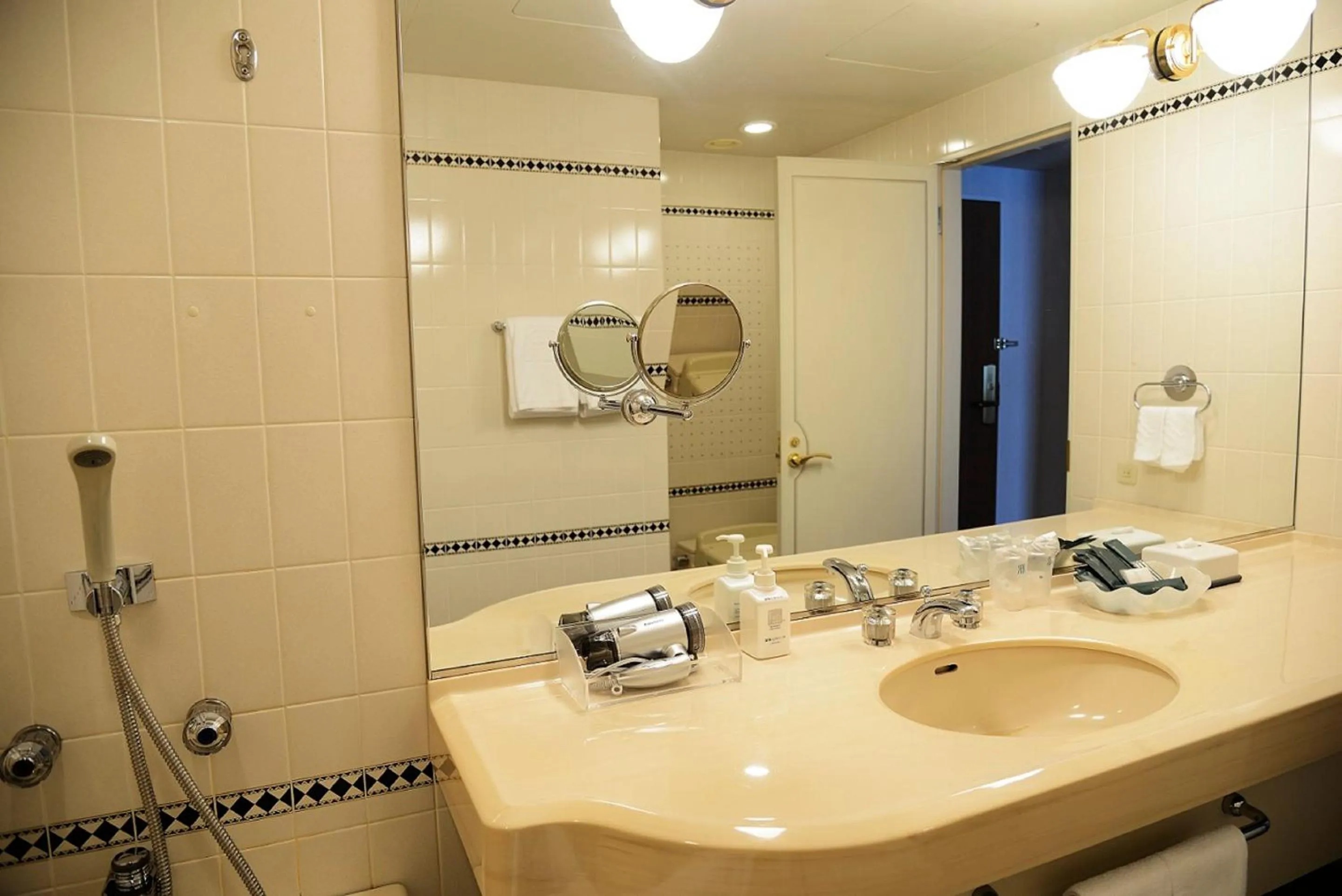 Shower in Rihga Royal Hotel Hiroshima