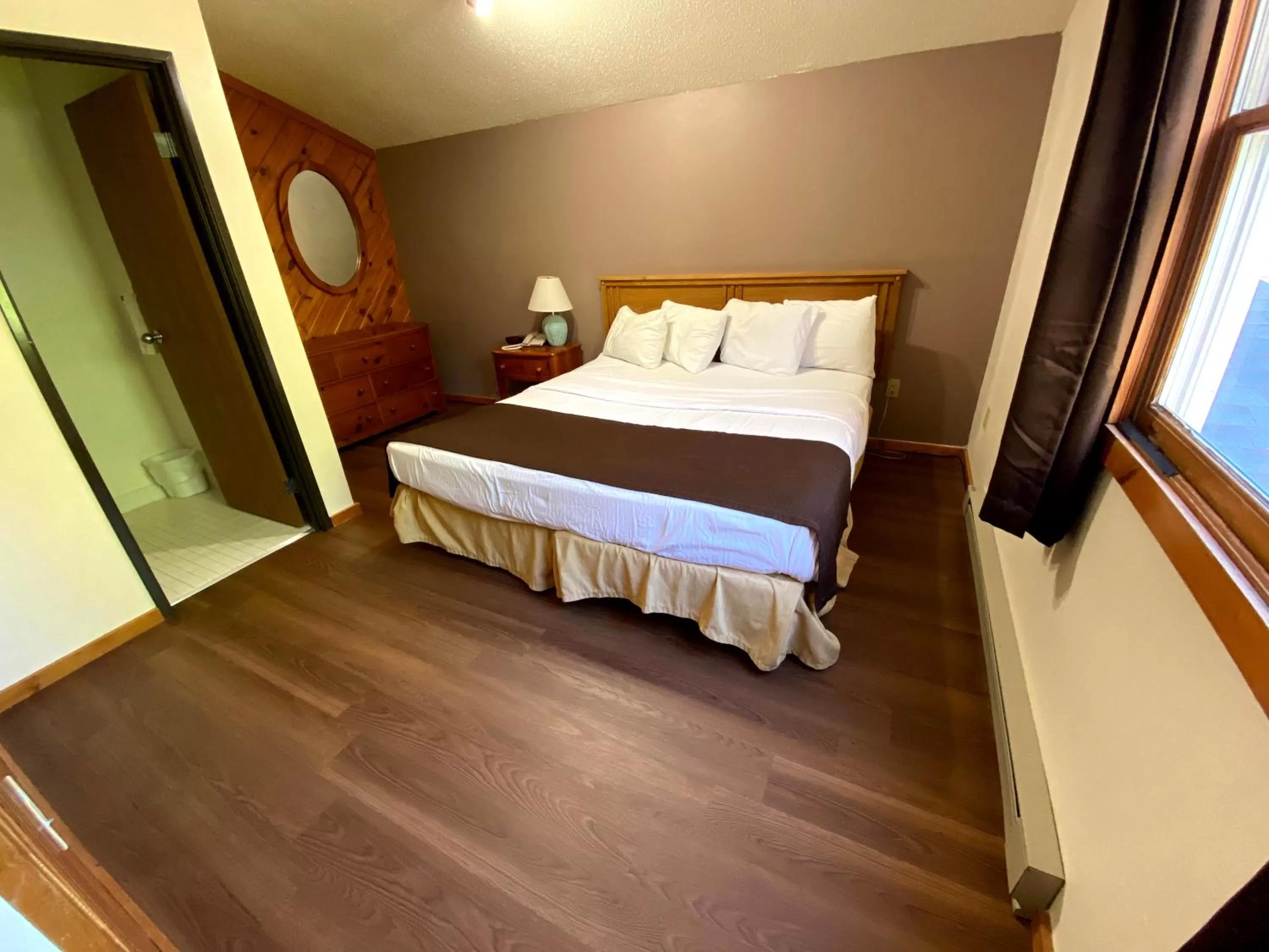 Bed in Woodland Inn & Suites