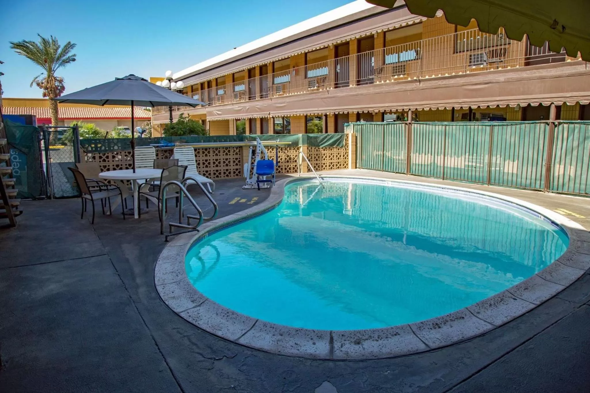 Swimming pool in Townhouse Inn and Suites