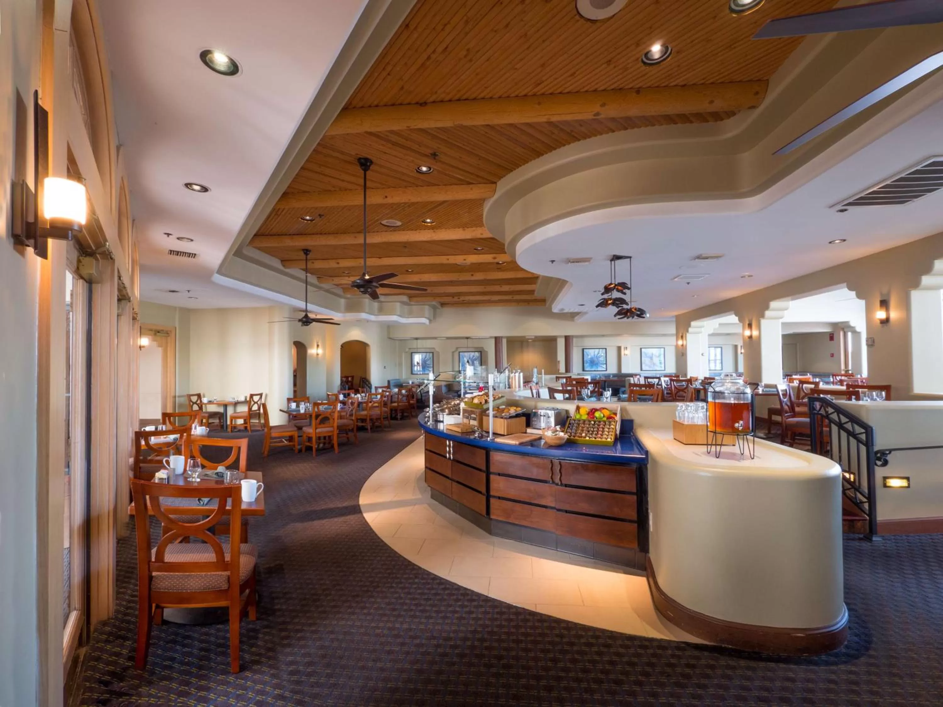 Restaurant/places to eat in Hilton Phoenix Airport