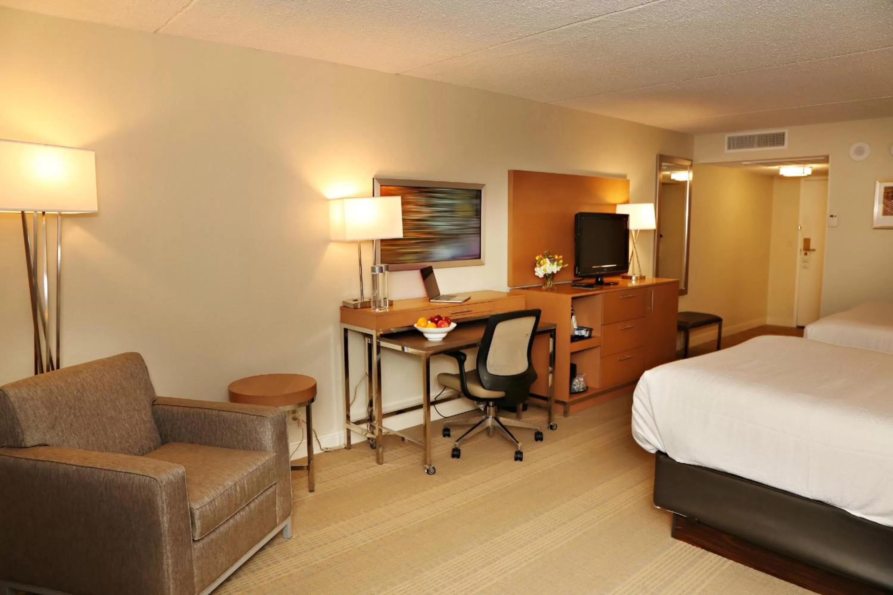 Photo of the whole room, Bed in enVision Hotel & Conference Center Mansfield-Foxboro