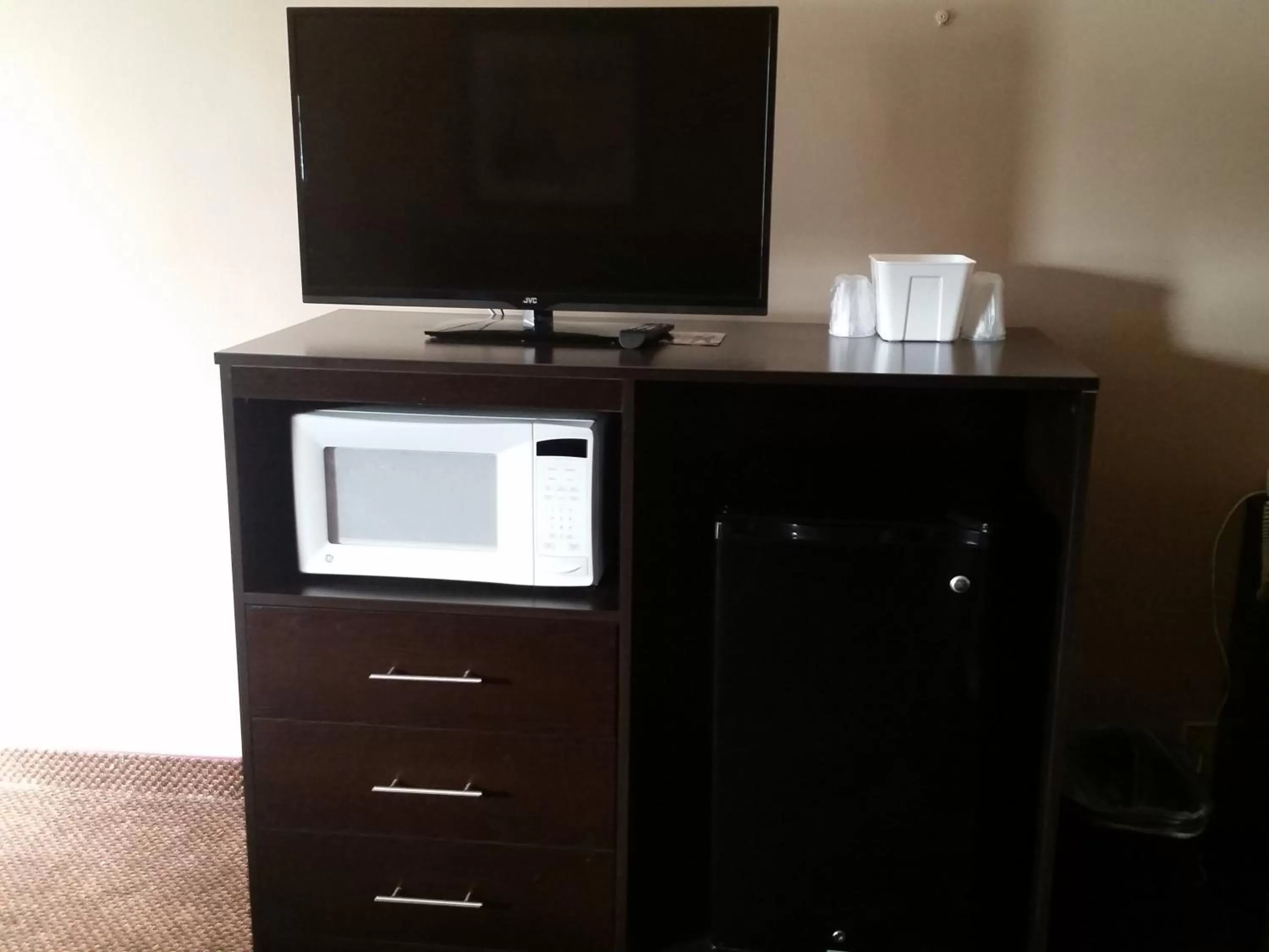 TV and multimedia in German Village Inn Motel