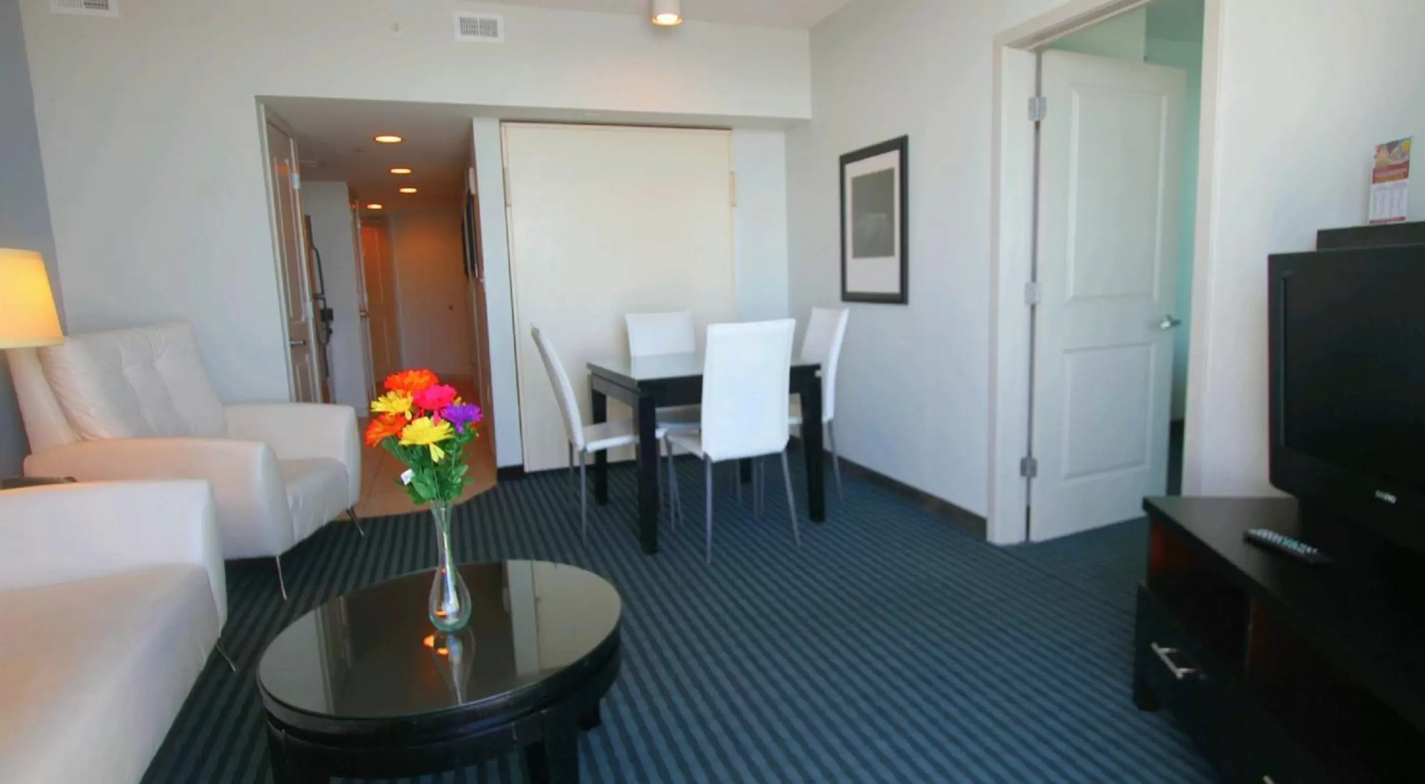 One-Bedroom Suite with Two Queen Beds - Ocean Front in Oceans One Resort One-Bedroom Suite with Two Queen Beds - Ocean Front in Oceans One Resort