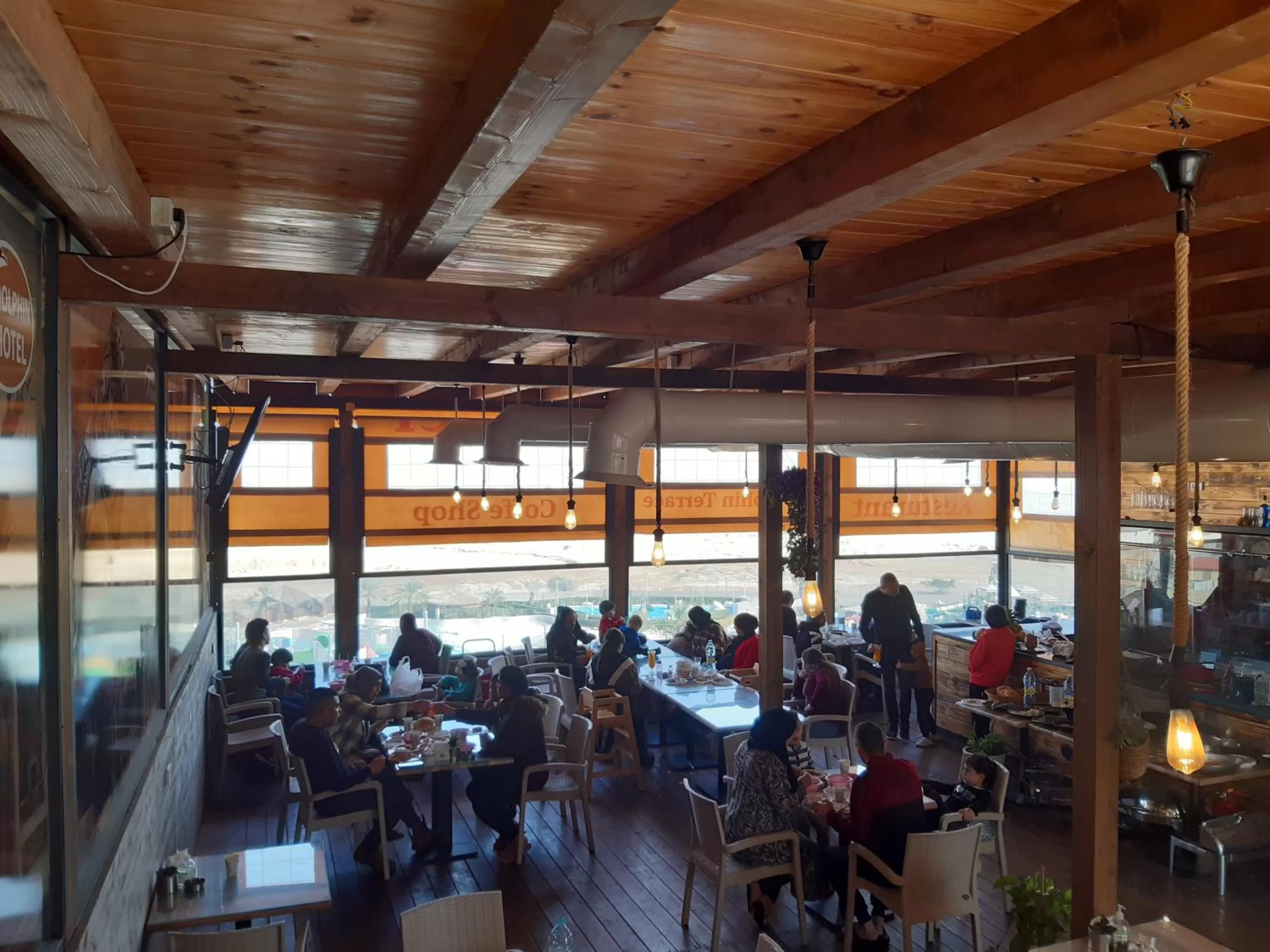 Restaurant/Places to Eat in Dolphin Suites