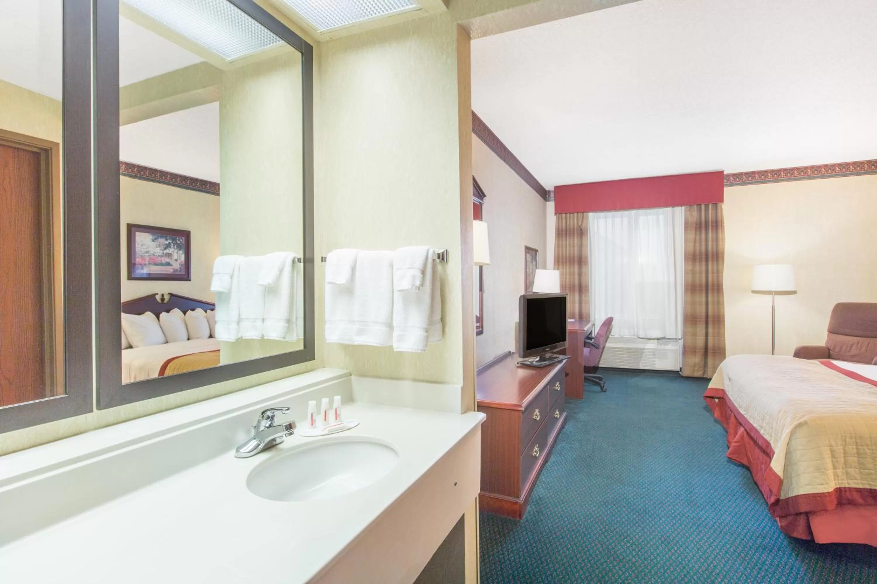 Bedroom in Baymont by Wyndham Jonesboro