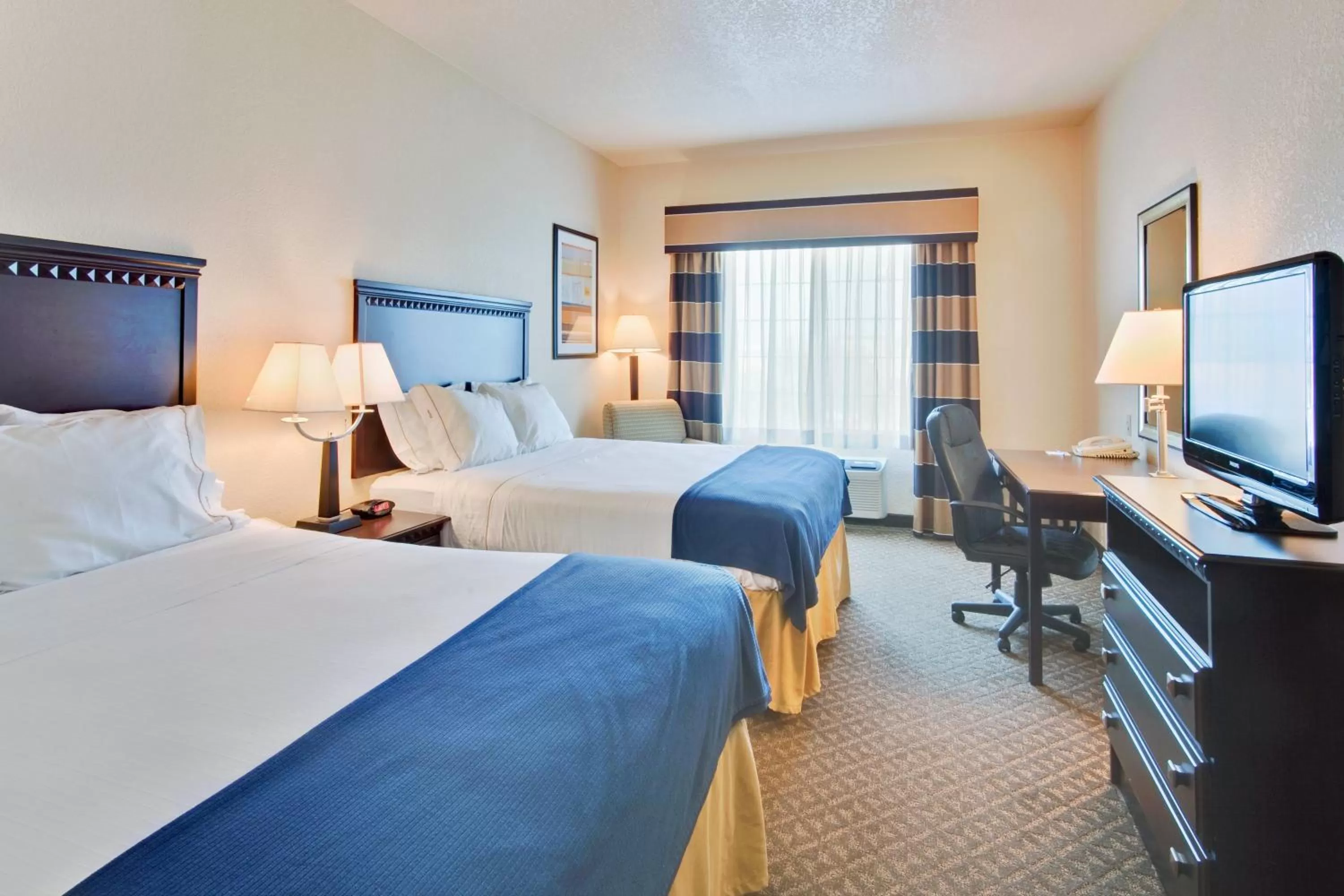 Photo of the whole room, Bed in Holiday Inn Express Delano Highway 99 by IHG