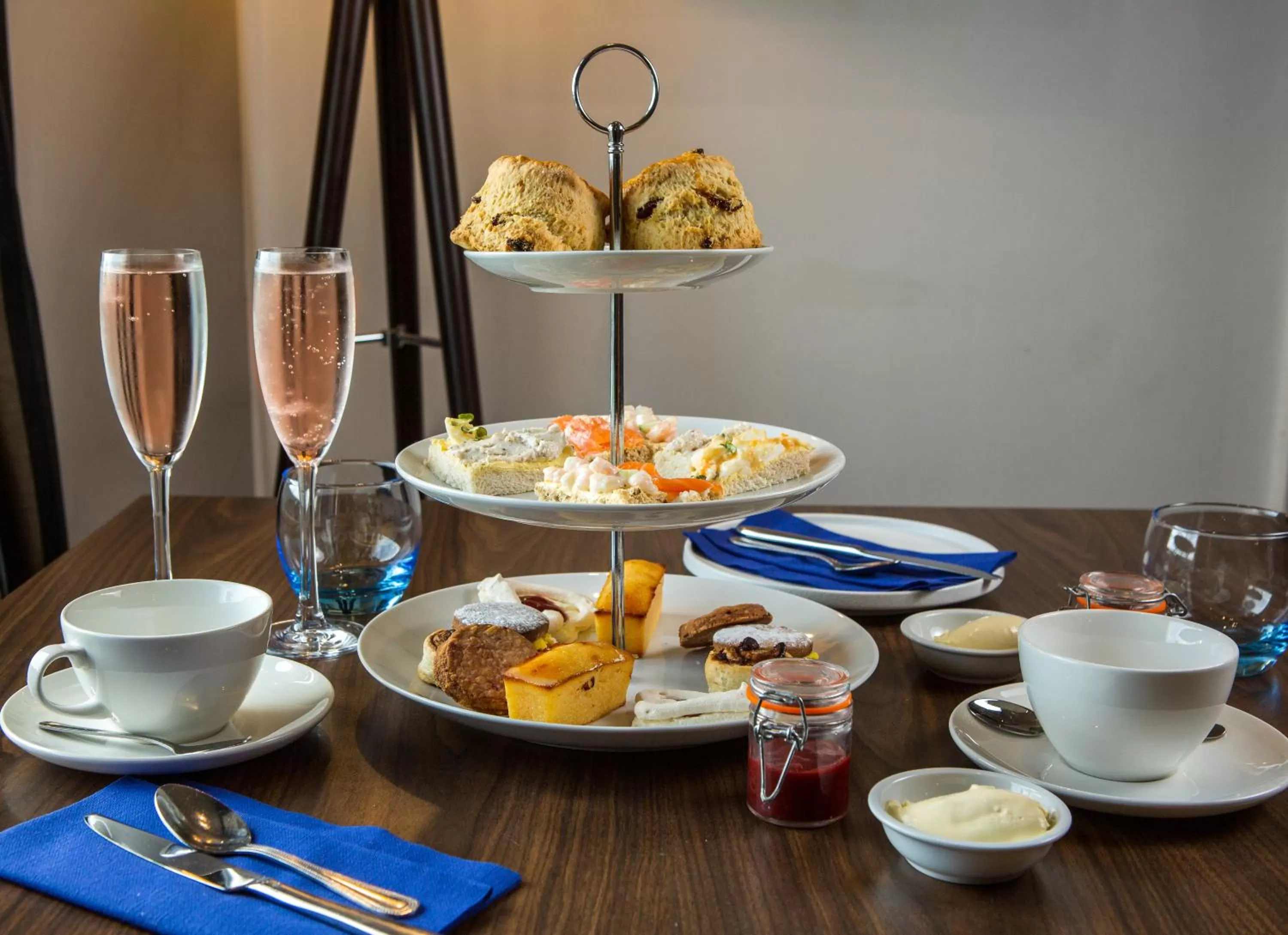 Restaurant/places to eat in The White Lion Hotel