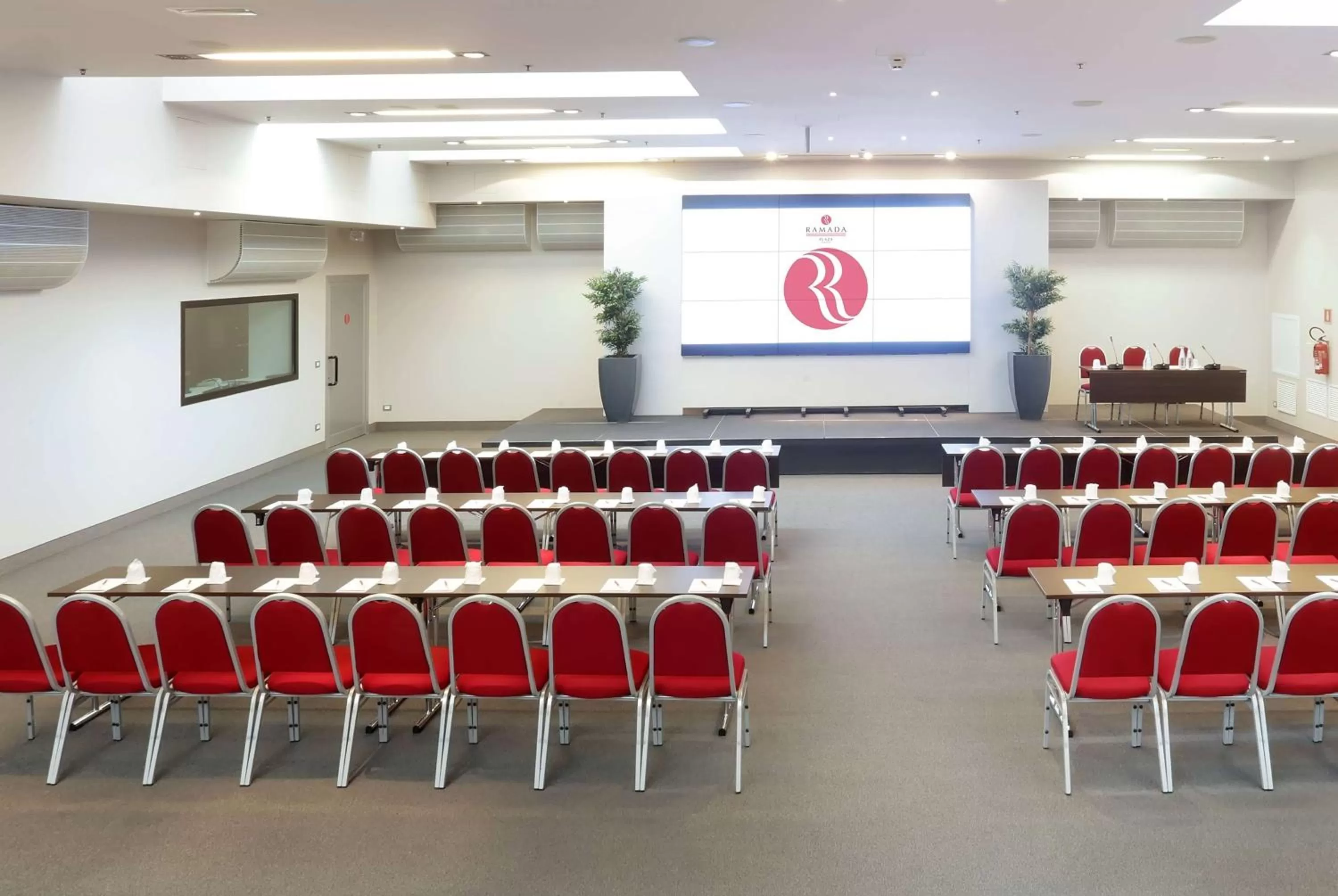 Meeting/conference room in Ramada Plaza by Wyndham Milano