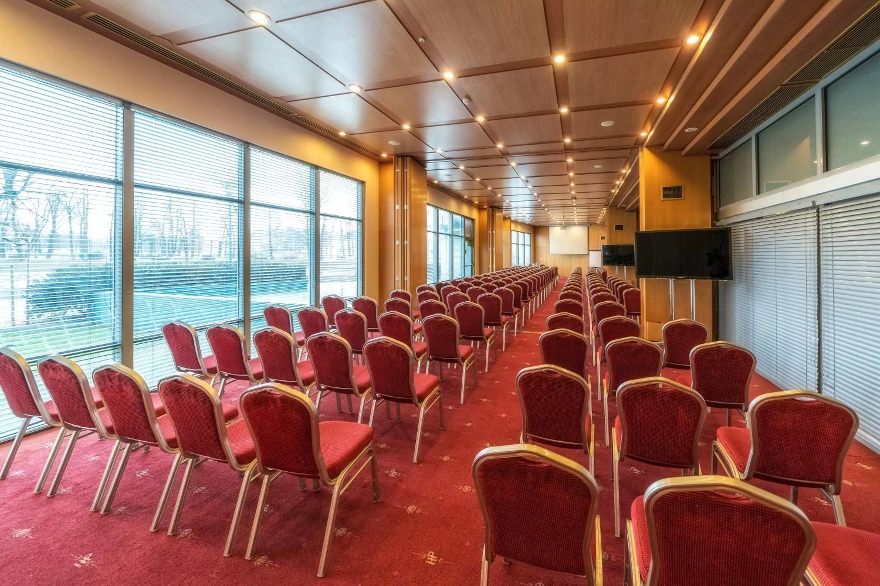 Business facilities in HP Park Plaza